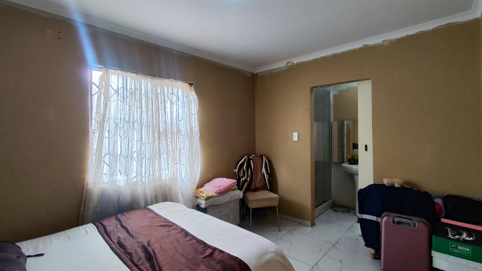Main Bedroom - 16 square meters of property in Dawn Park