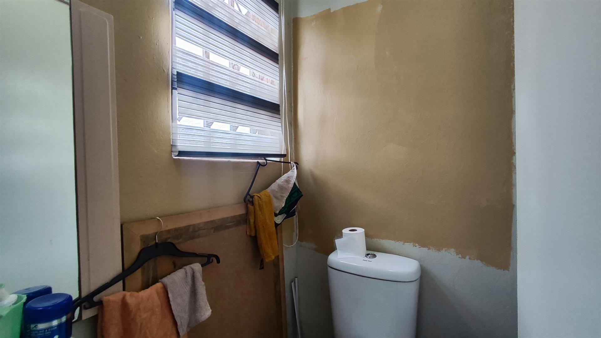 Main Bathroom - 4 square meters of property in Dawn Park