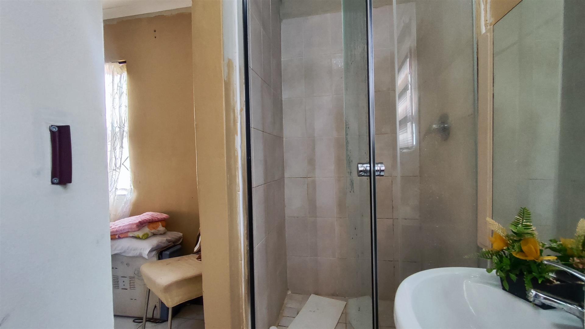 Main Bathroom - 4 square meters of property in Dawn Park