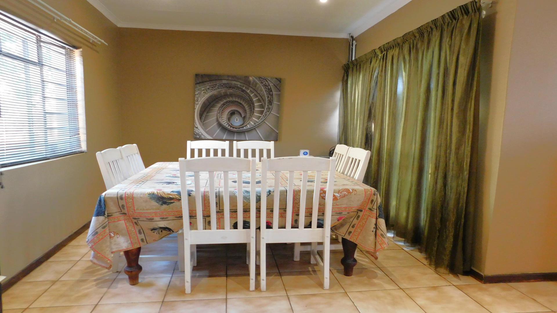 Dining Room of property in Constantiapark