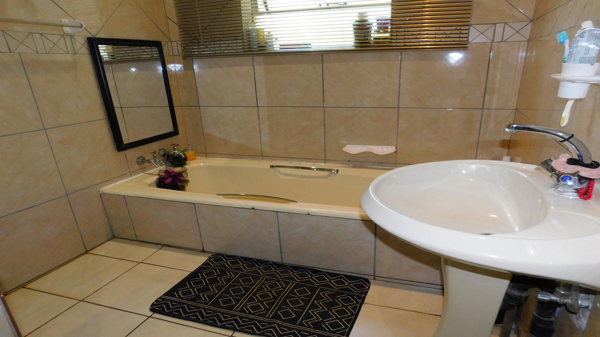 Bathroom 3+ of property in Constantiapark