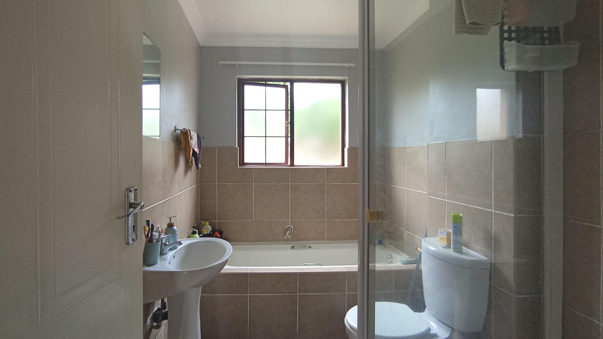Bathroom 1 - 6 square meters of property in Montana Tuine