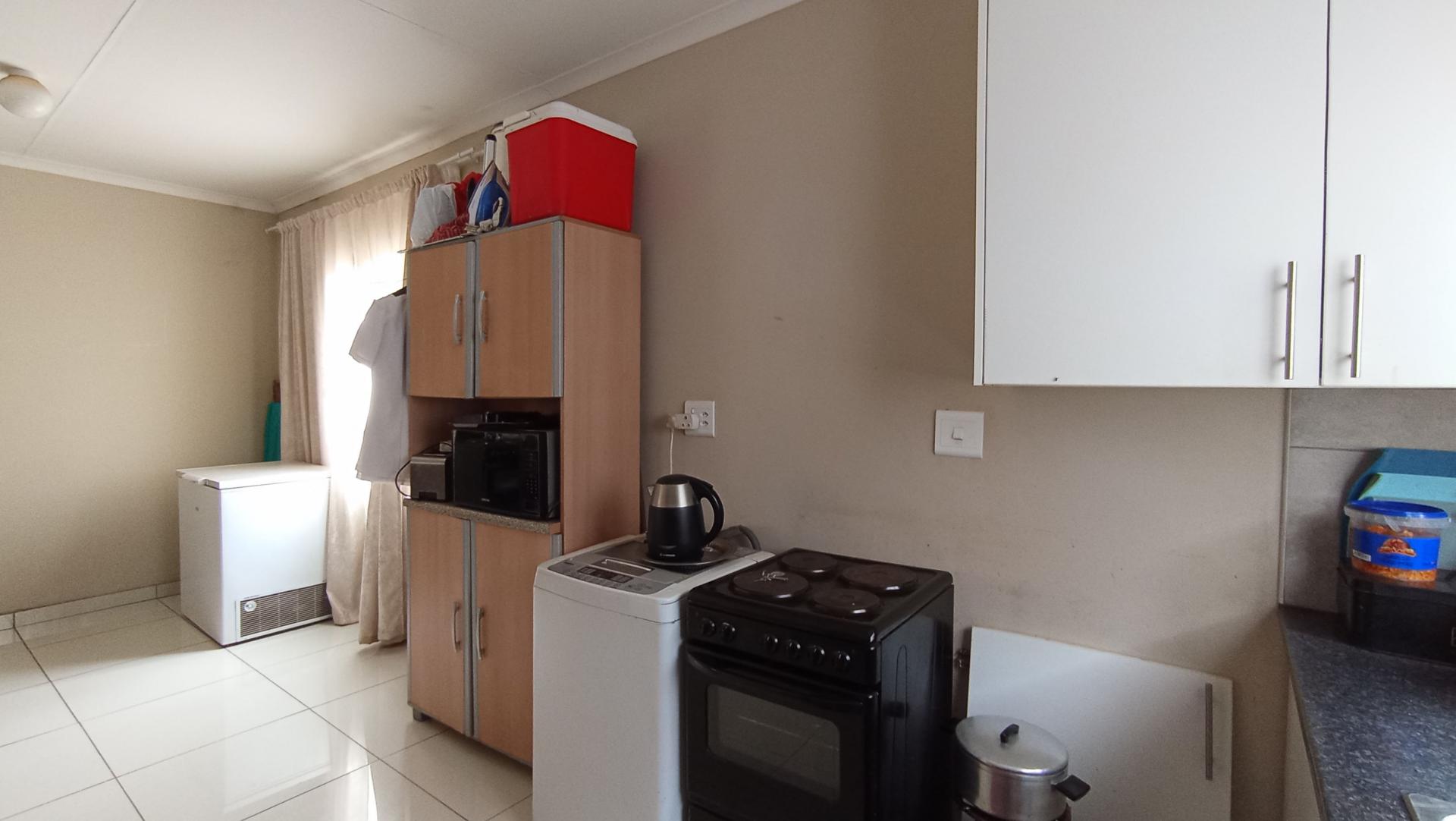 Kitchen - 10 square meters of property in Klippoortje