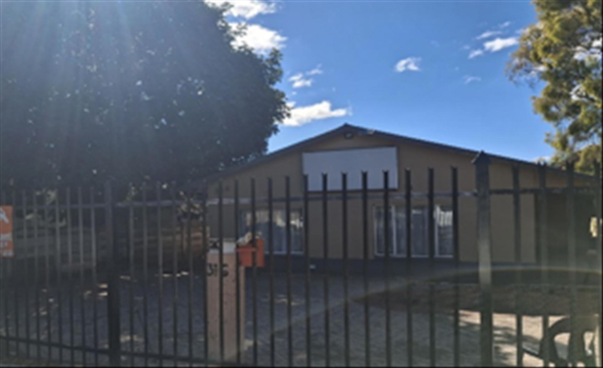 Front View of property in Les Marais