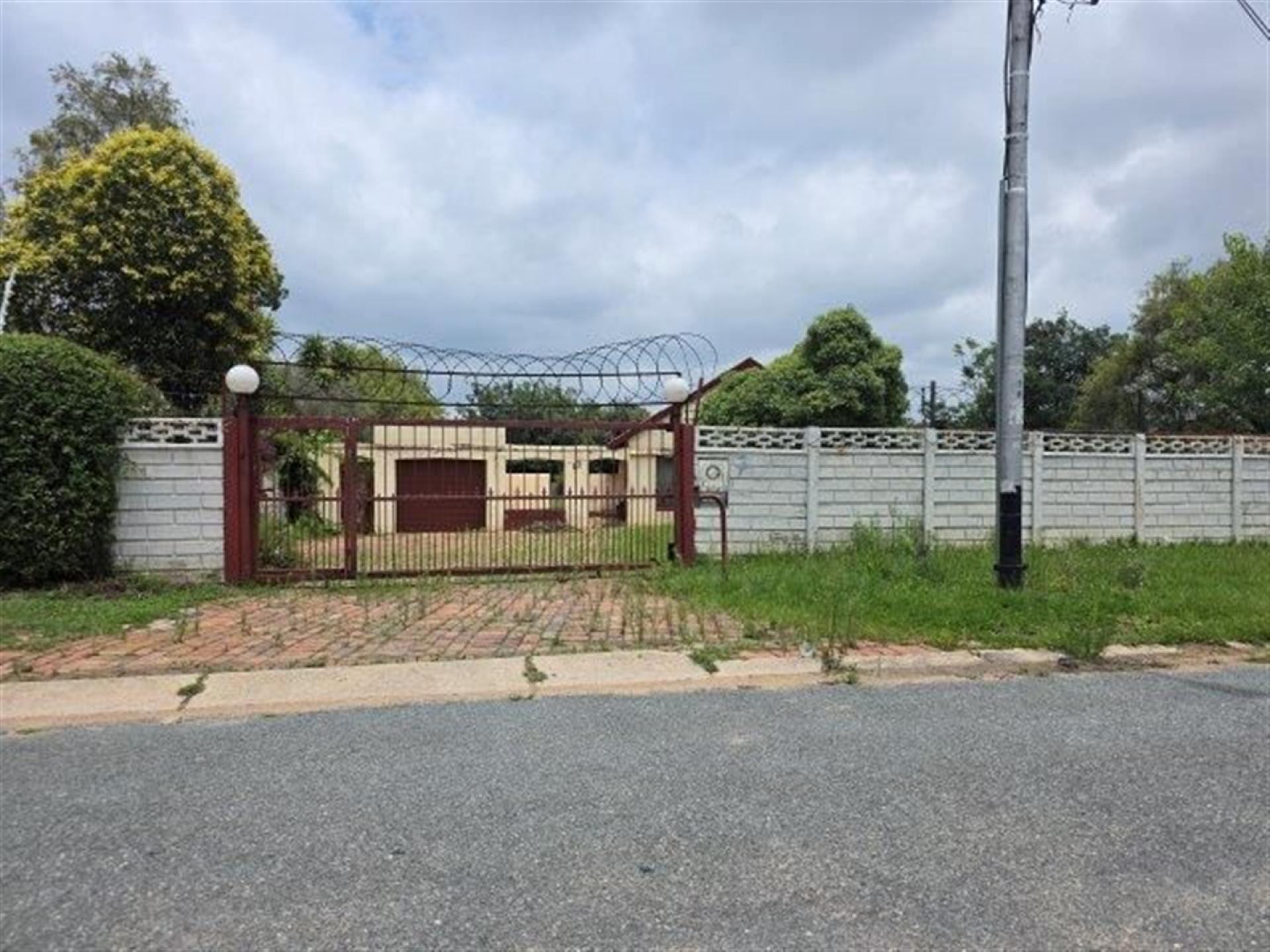 Front View of property in Lombardy East