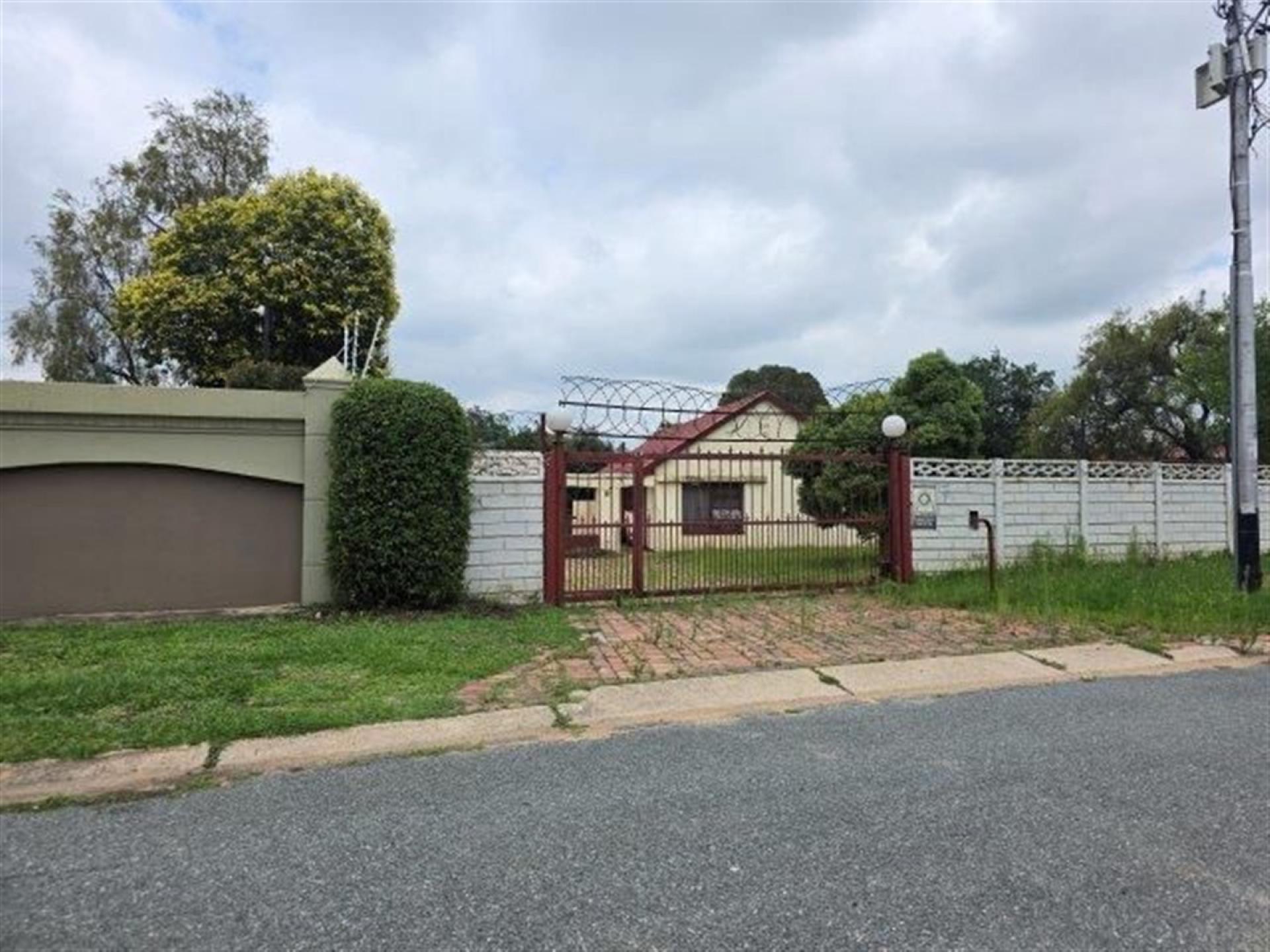Front View of property in Lombardy East