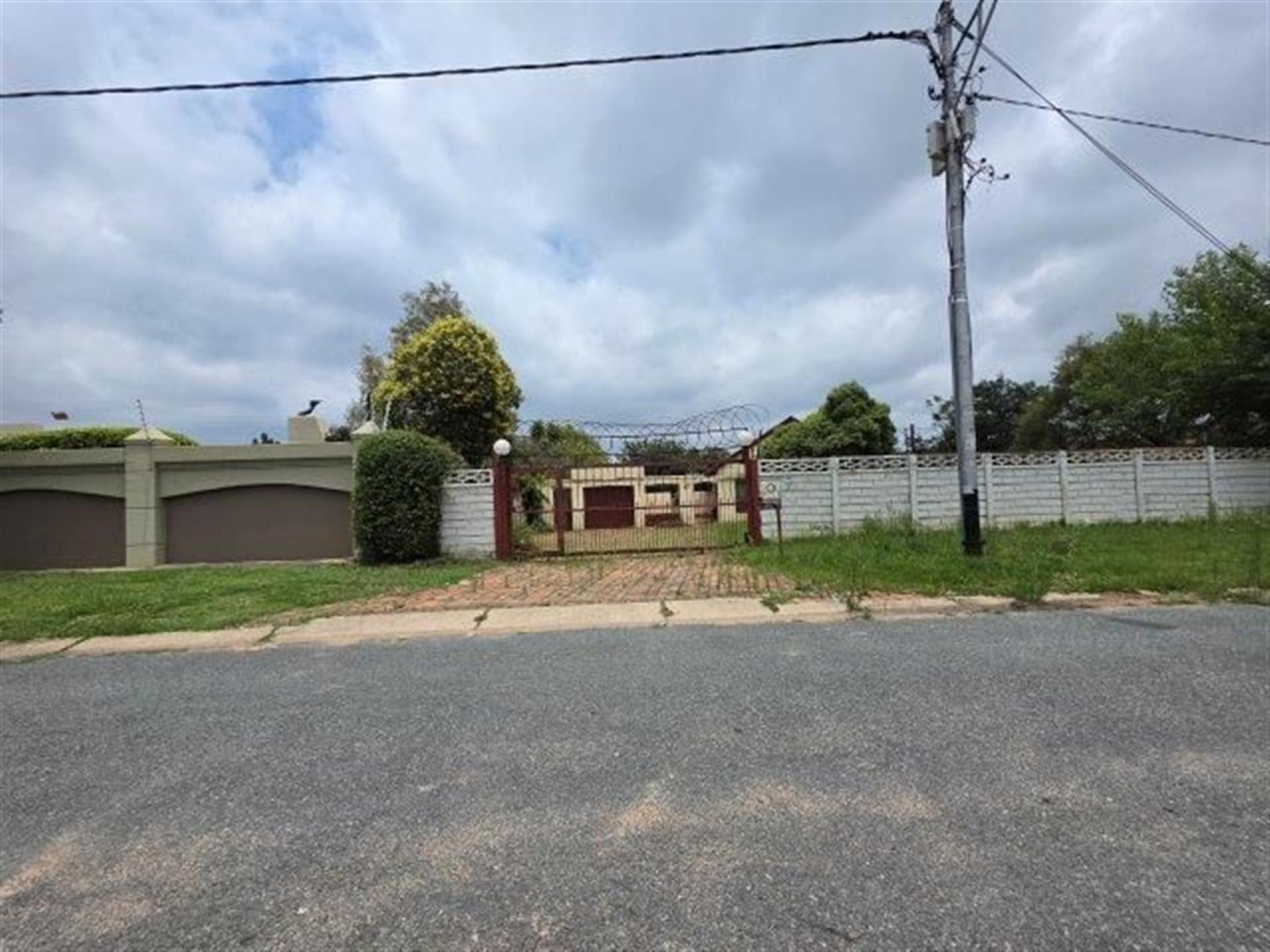 Front View of property in Lombardy East