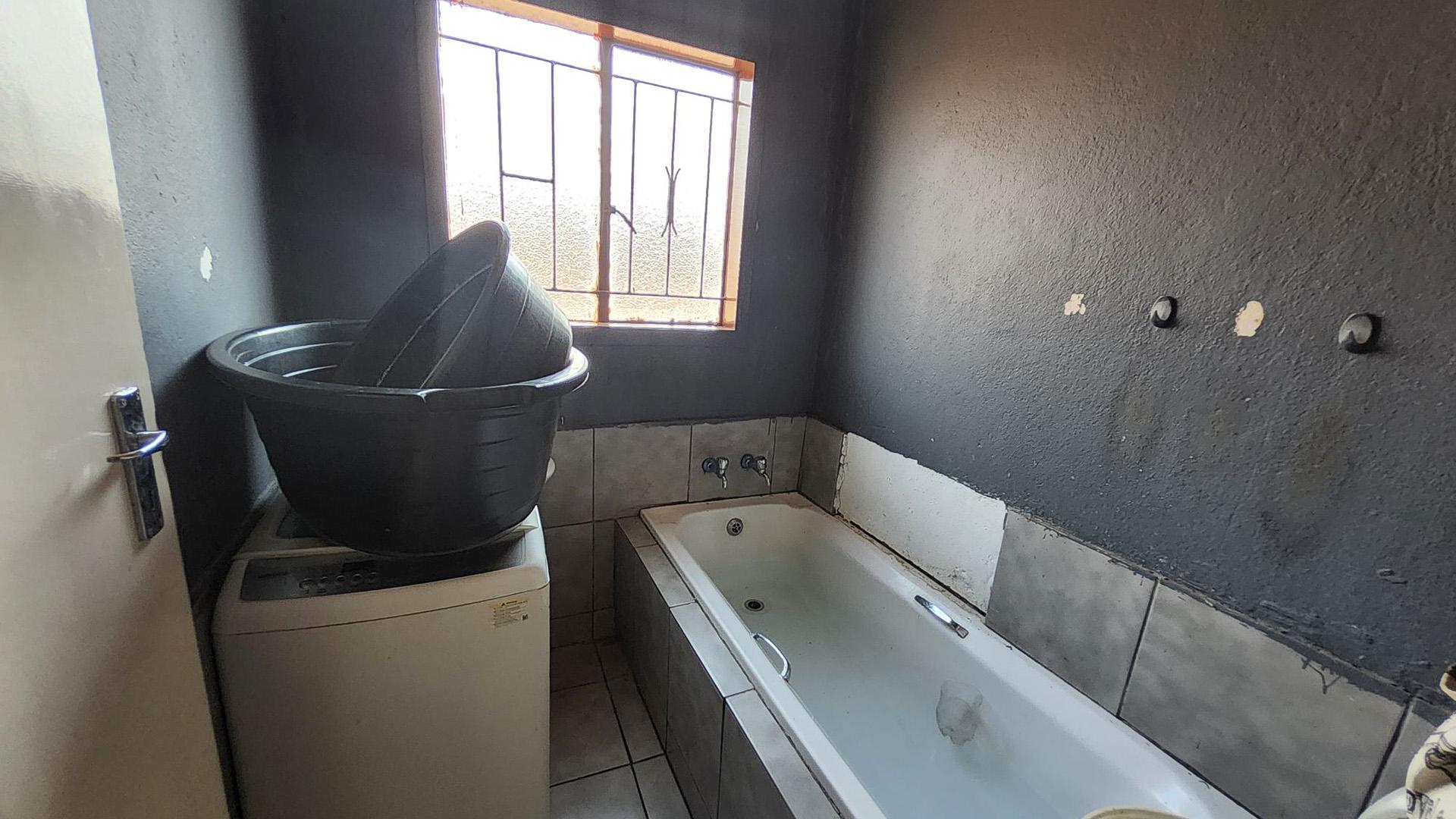 Bathroom 1 of property in Matsulu