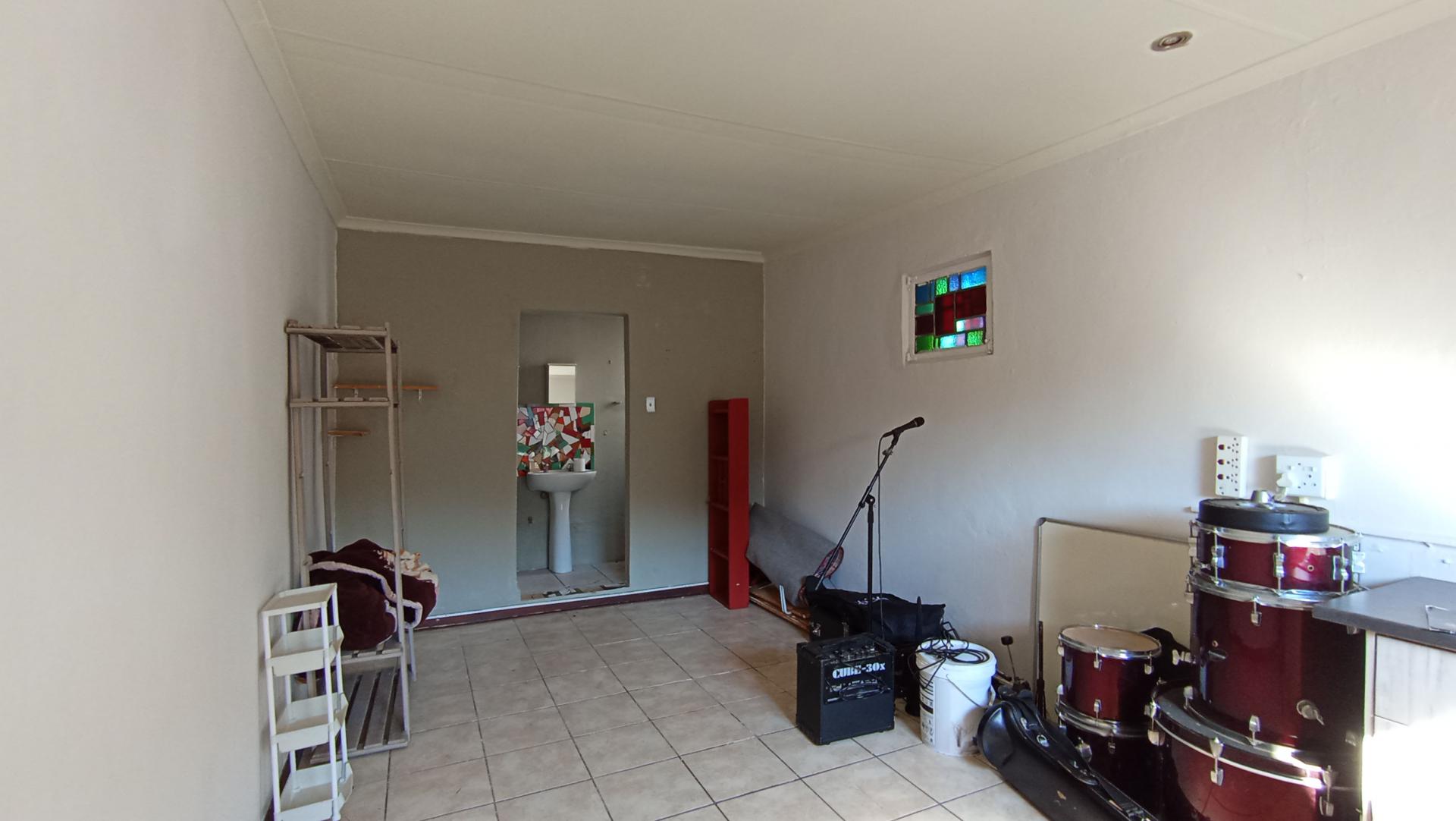Bed Room 1 - 34 square meters of property in Melville