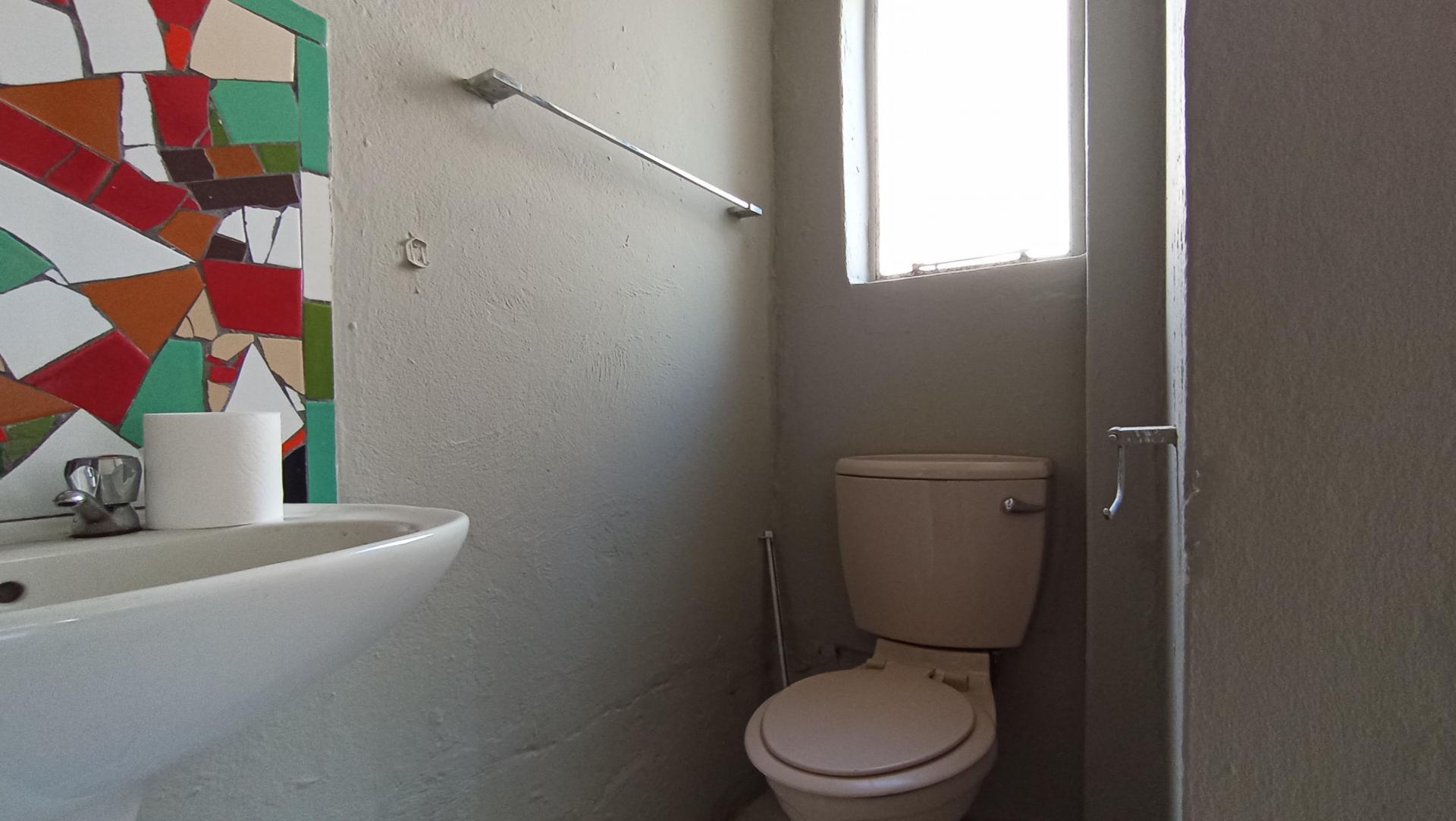 Bathroom 1 - 8 square meters of property in Melville