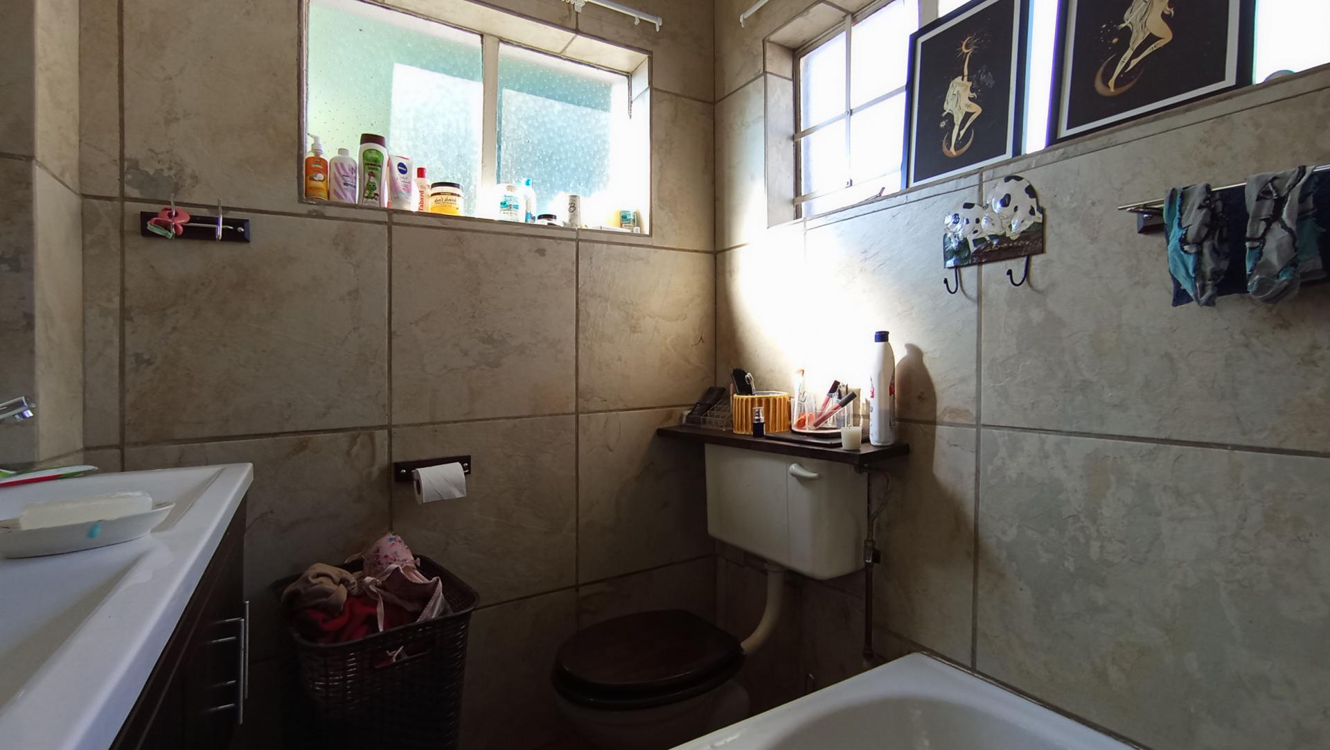 Main Bathroom - 5 square meters of property in Melville