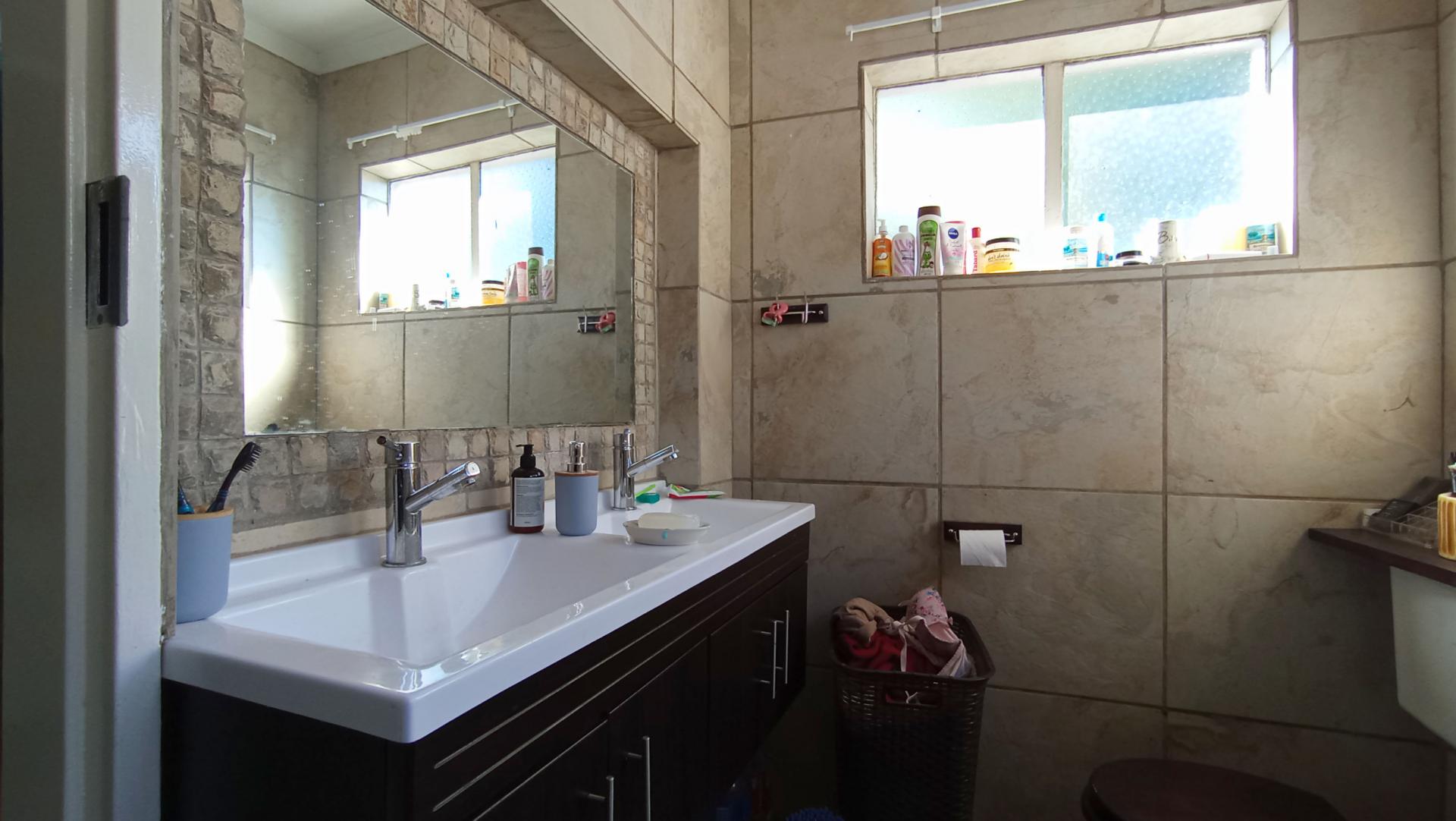 Main Bathroom - 5 square meters of property in Melville