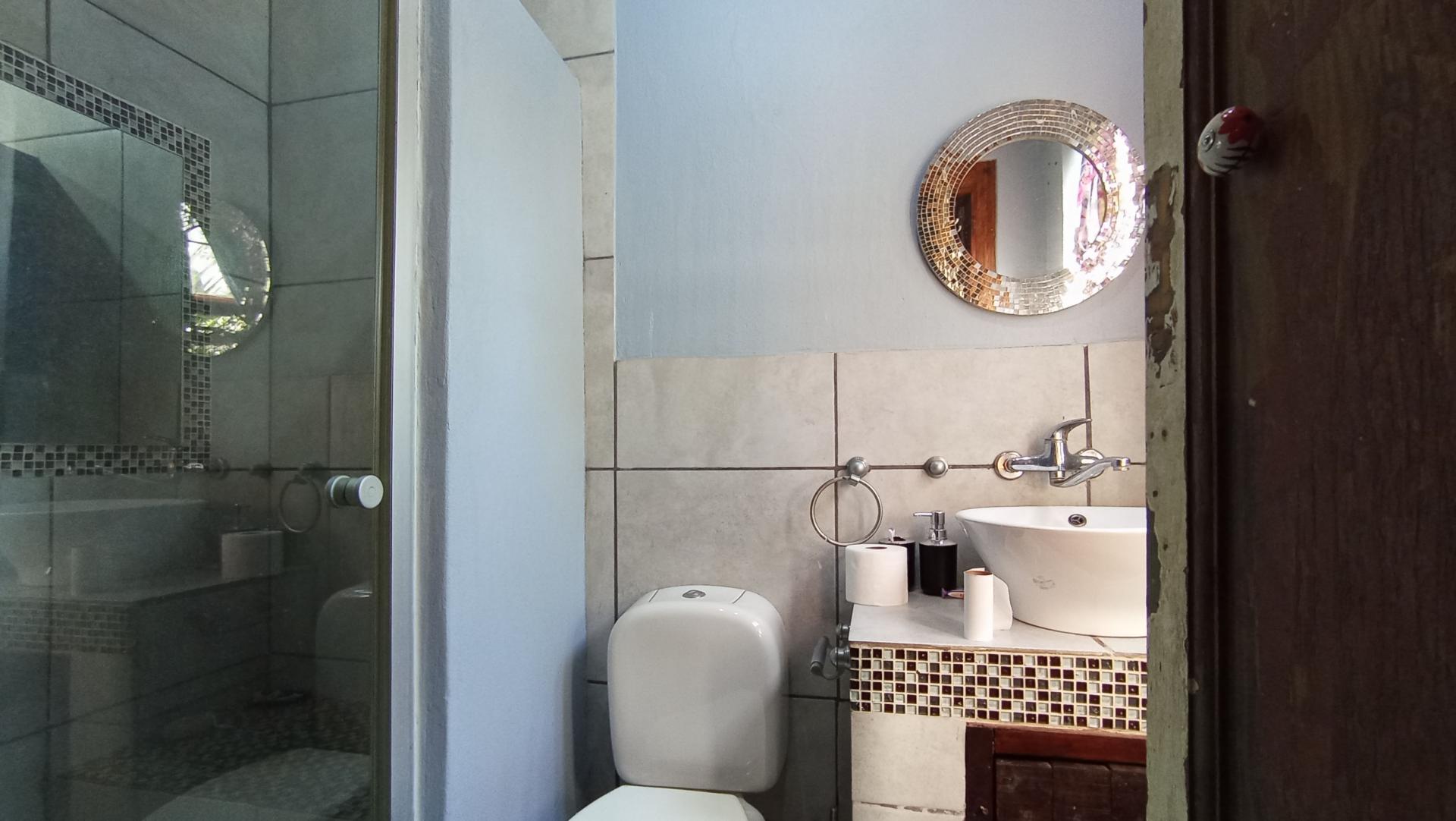 Bathroom 1 - 8 square meters of property in Melville