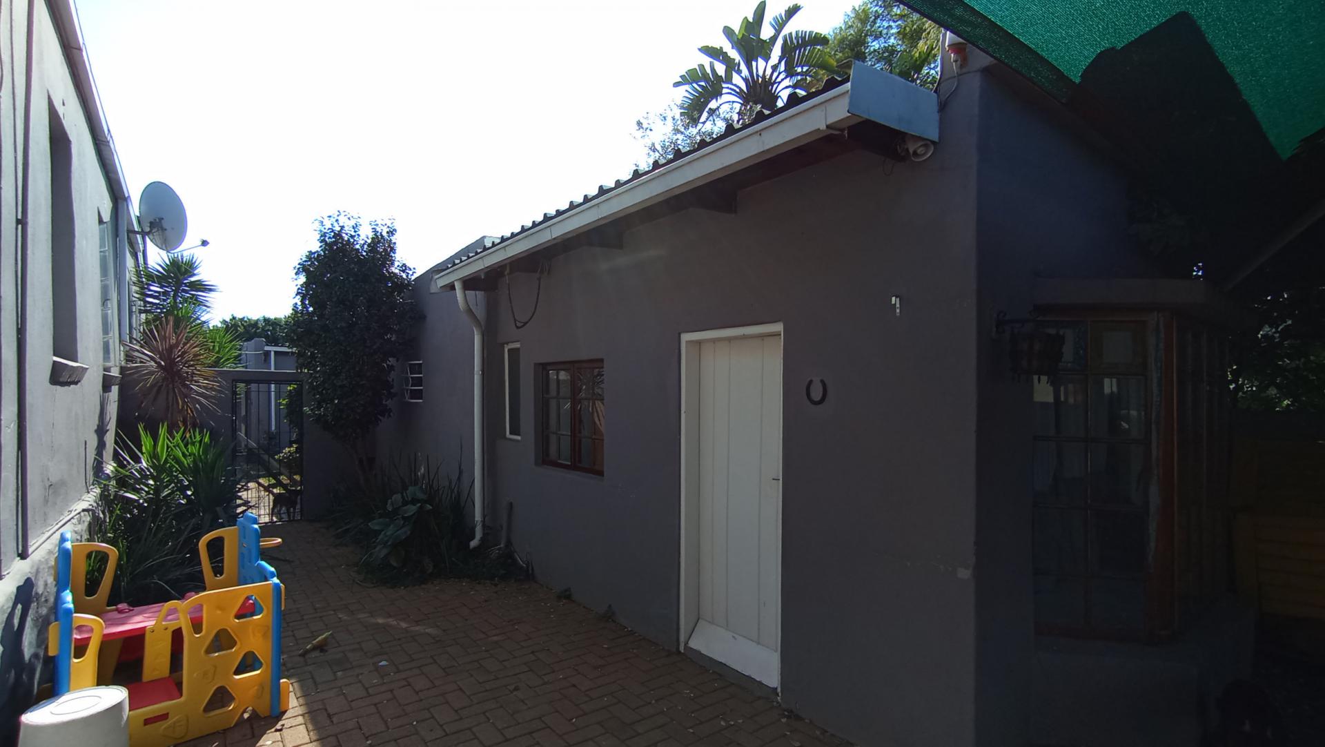 Flatlet - 64 square meters of property in Melville