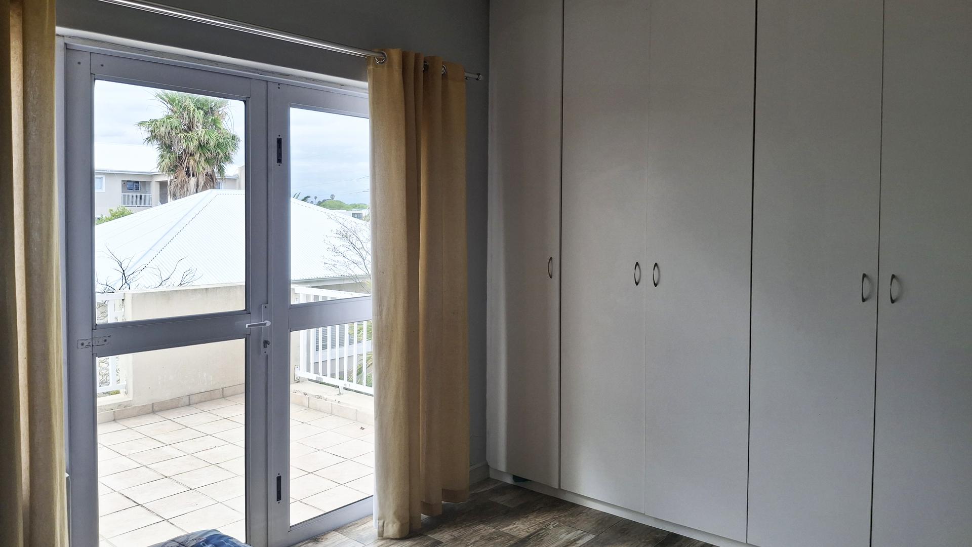 Bed Room 1 of property in Beacon Bay