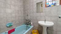 Bathroom 1 - 8 square meters of property in Veld En Vlei
