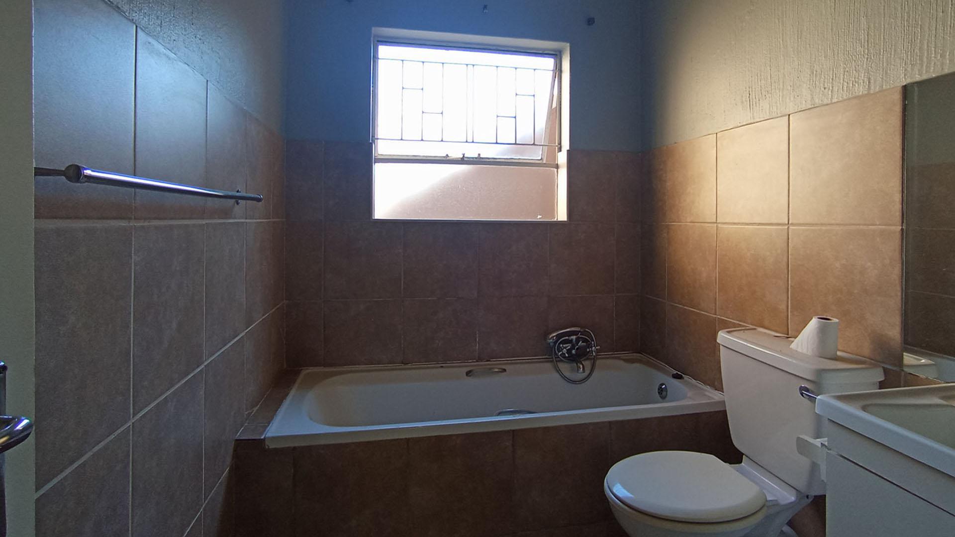 Bathroom 1 - 6 square meters of property in Vorna Valley