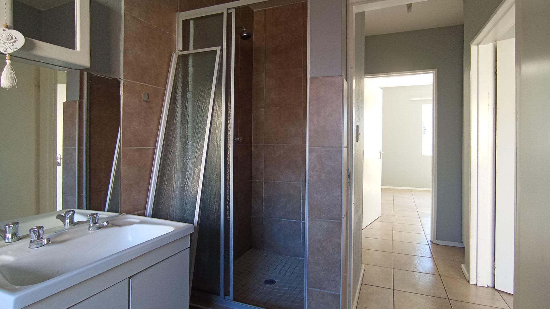 Bathroom 1 - 6 square meters of property in Vorna Valley