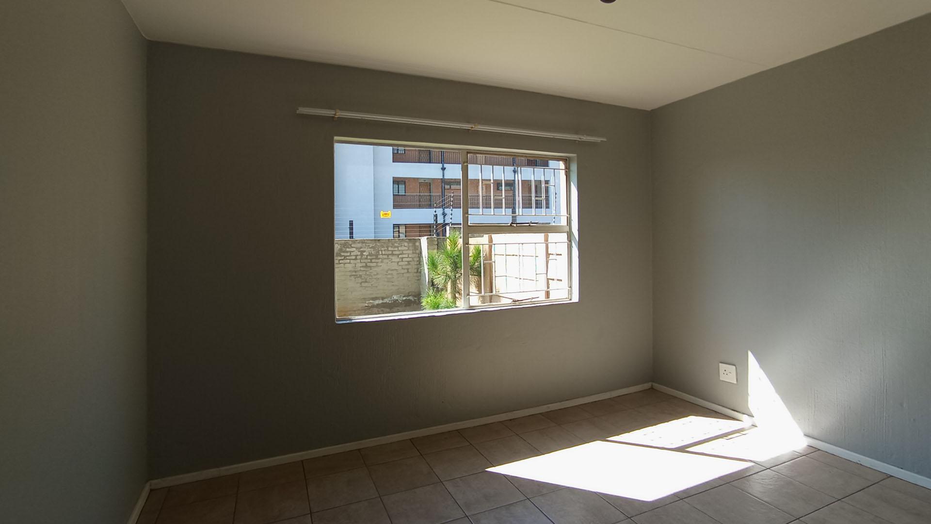 Bed Room 1 - 14 square meters of property in Vorna Valley