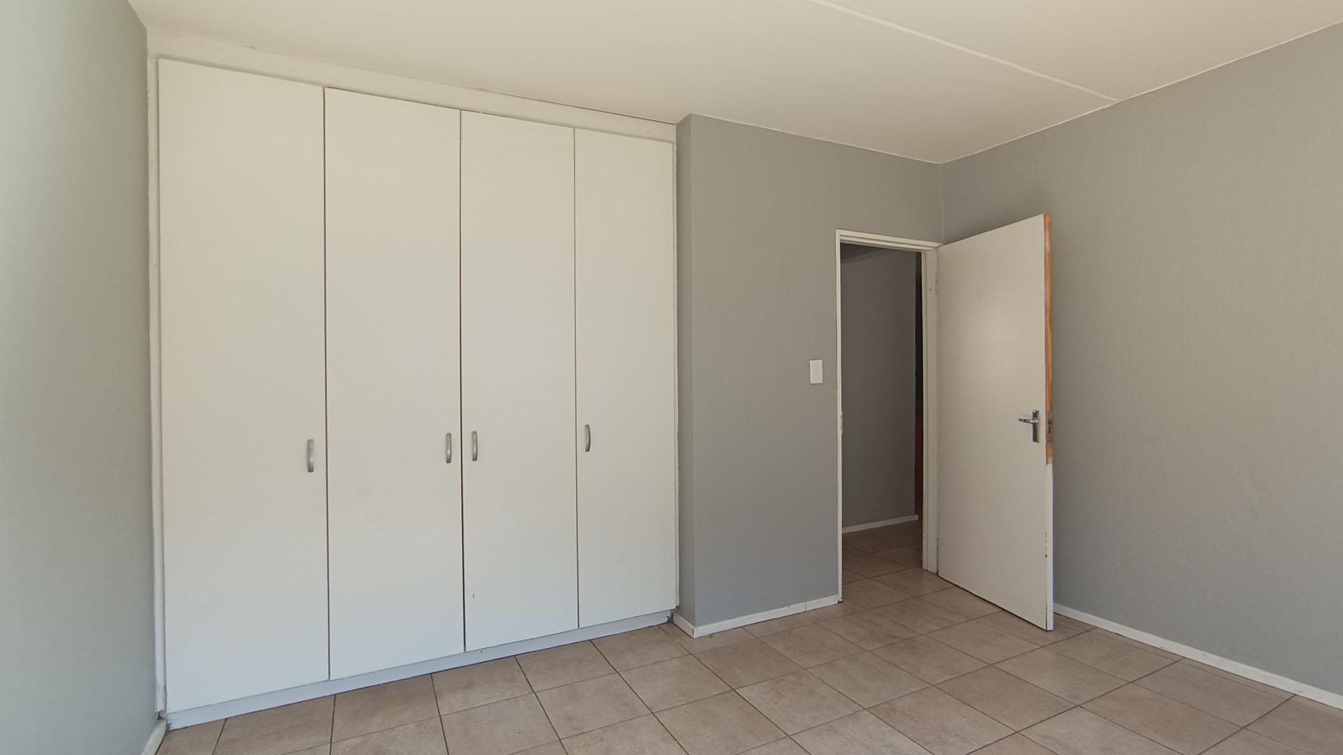 Bed Room 1 - 14 square meters of property in Vorna Valley