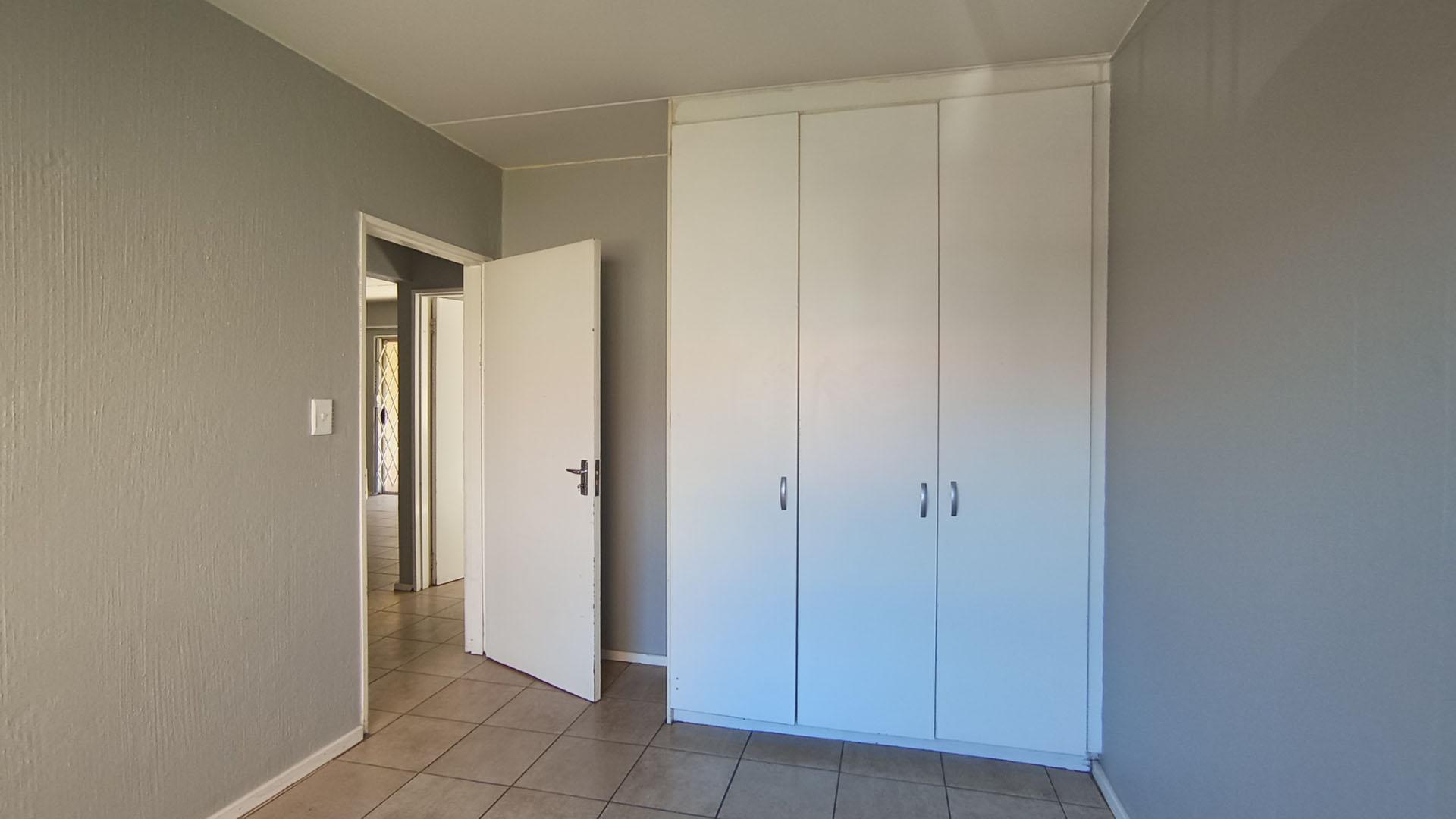 Bed Room 2 - 10 square meters of property in Vorna Valley