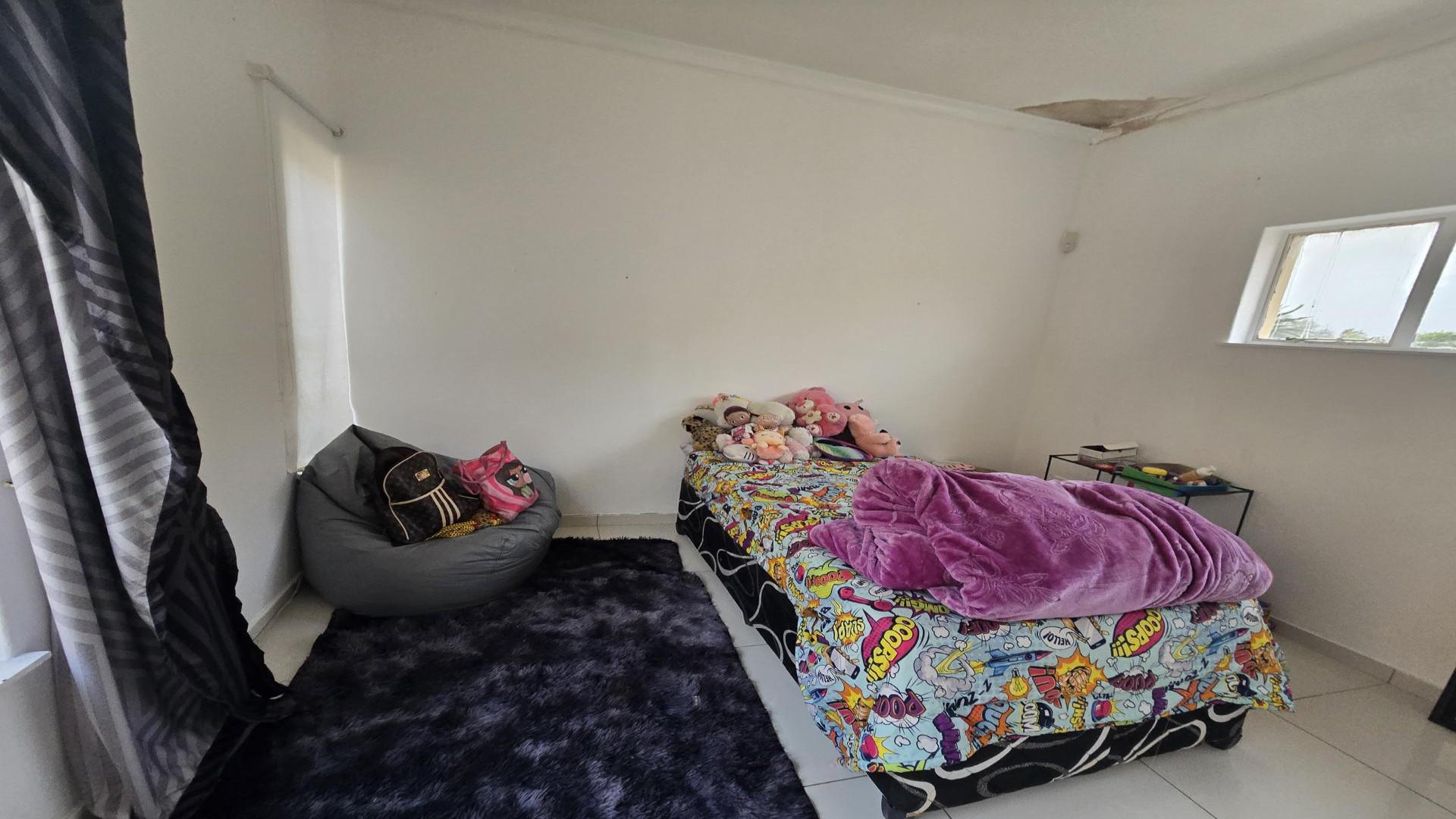 Bed Room 1 of property in Mmabatho