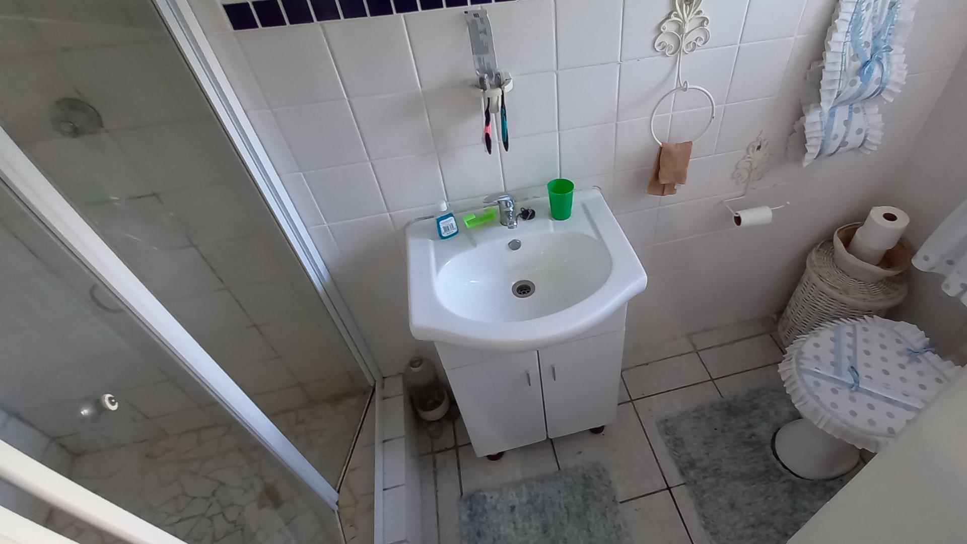 Bathroom 2 of property in Van Dyks Bay