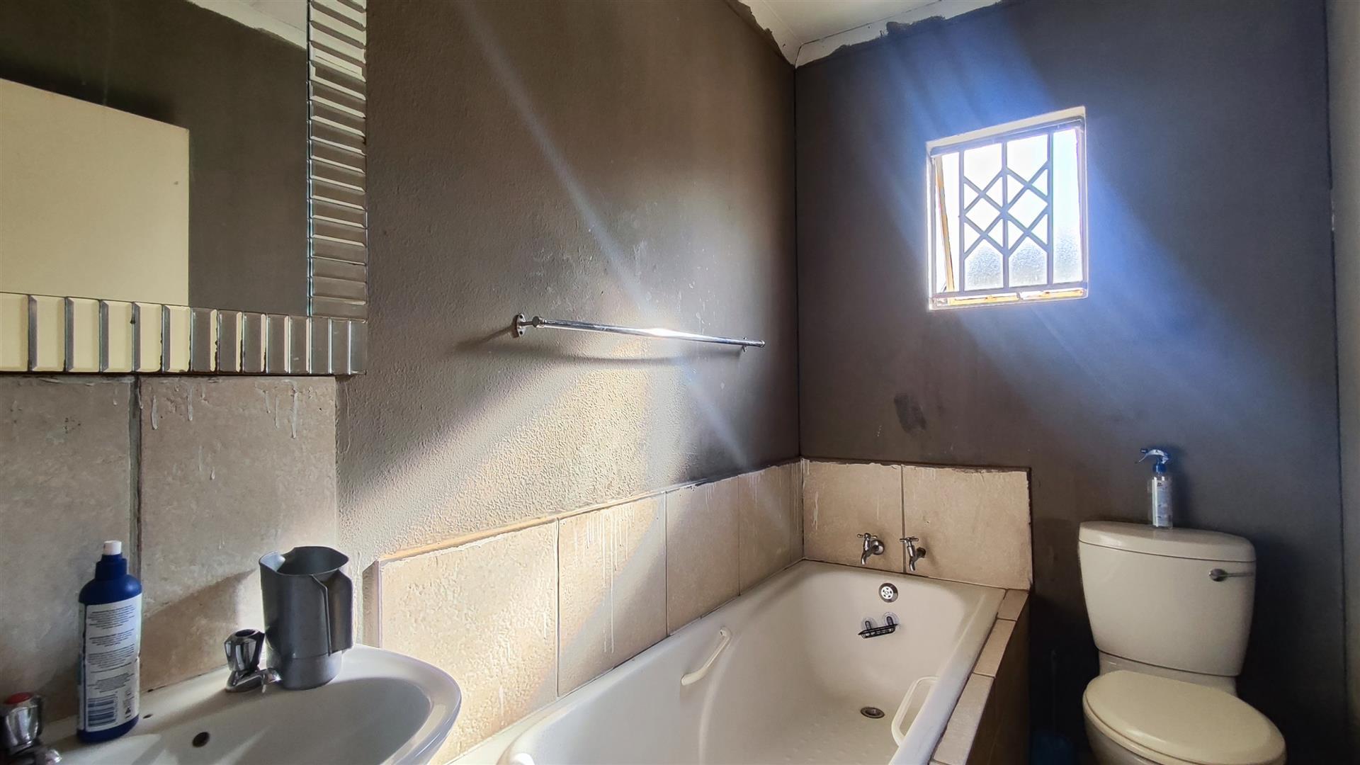 Bathroom 1 - 5 square meters of property in Windmill Park