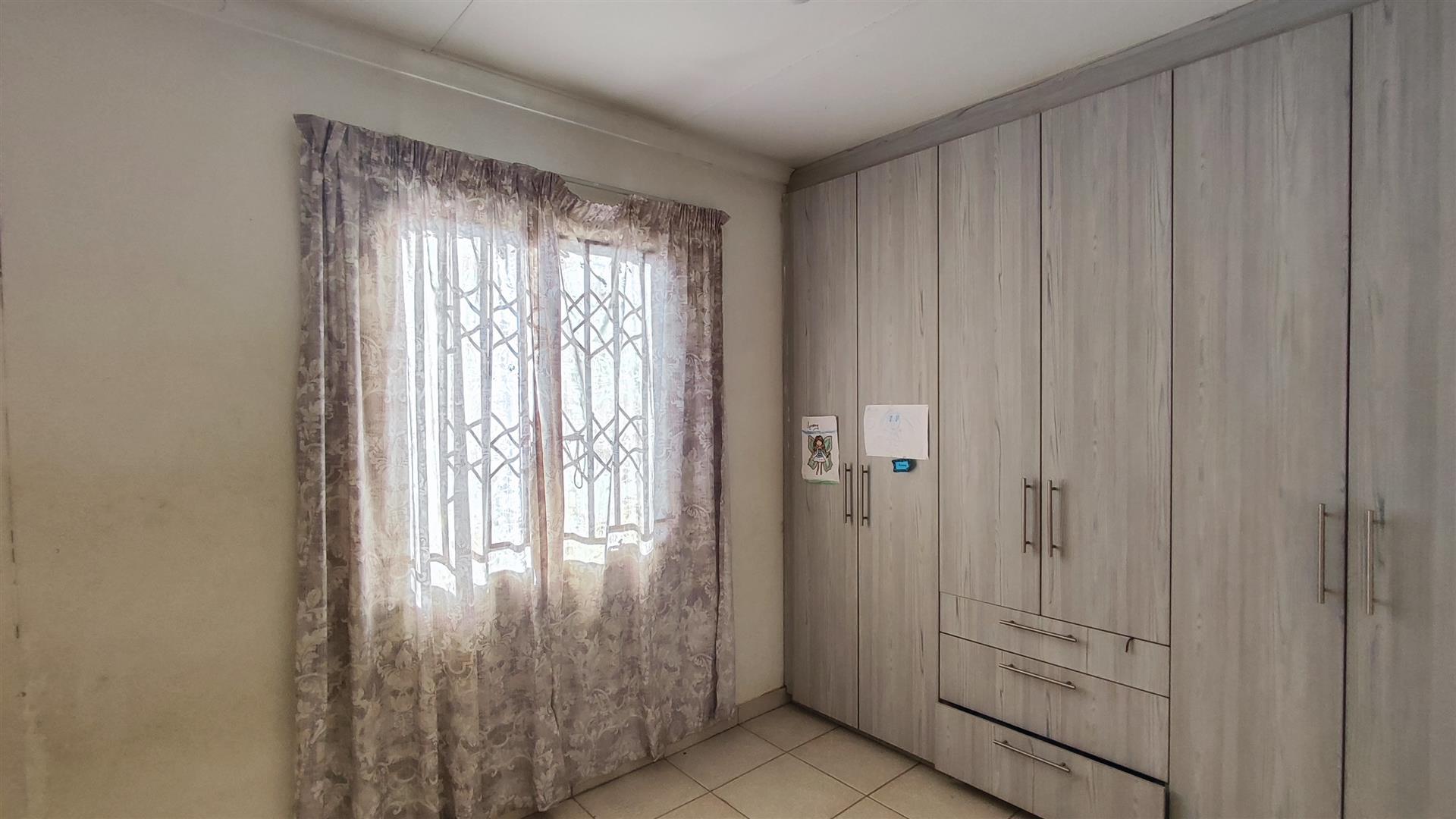 Bed Room 1 - 11 square meters of property in Windmill Park