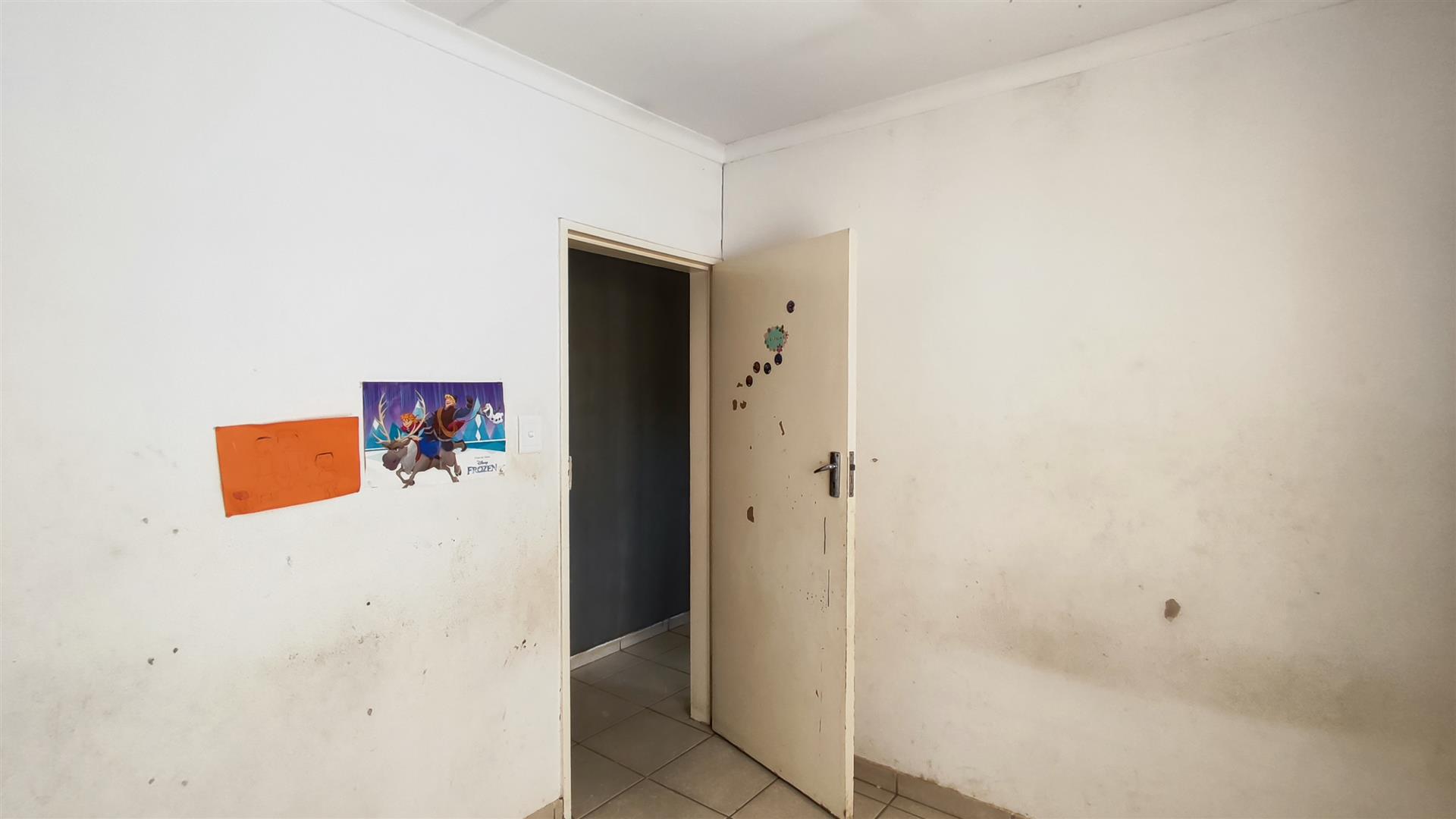 Bed Room 1 - 11 square meters of property in Windmill Park