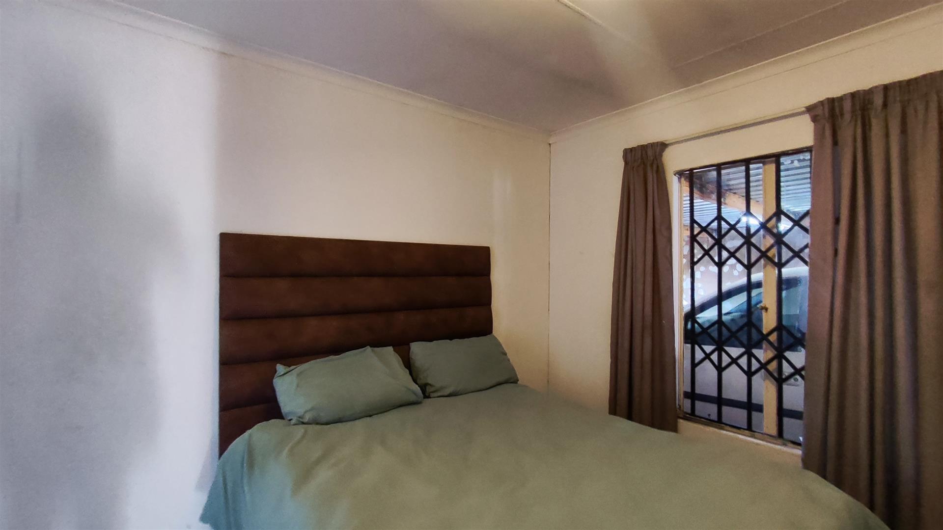 Main Bedroom - 13 square meters of property in Windmill Park