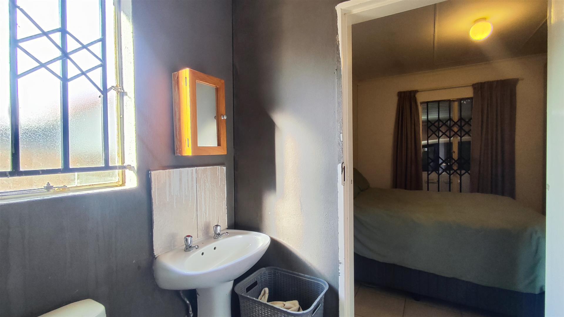 Main Bathroom - 6 square meters of property in Windmill Park