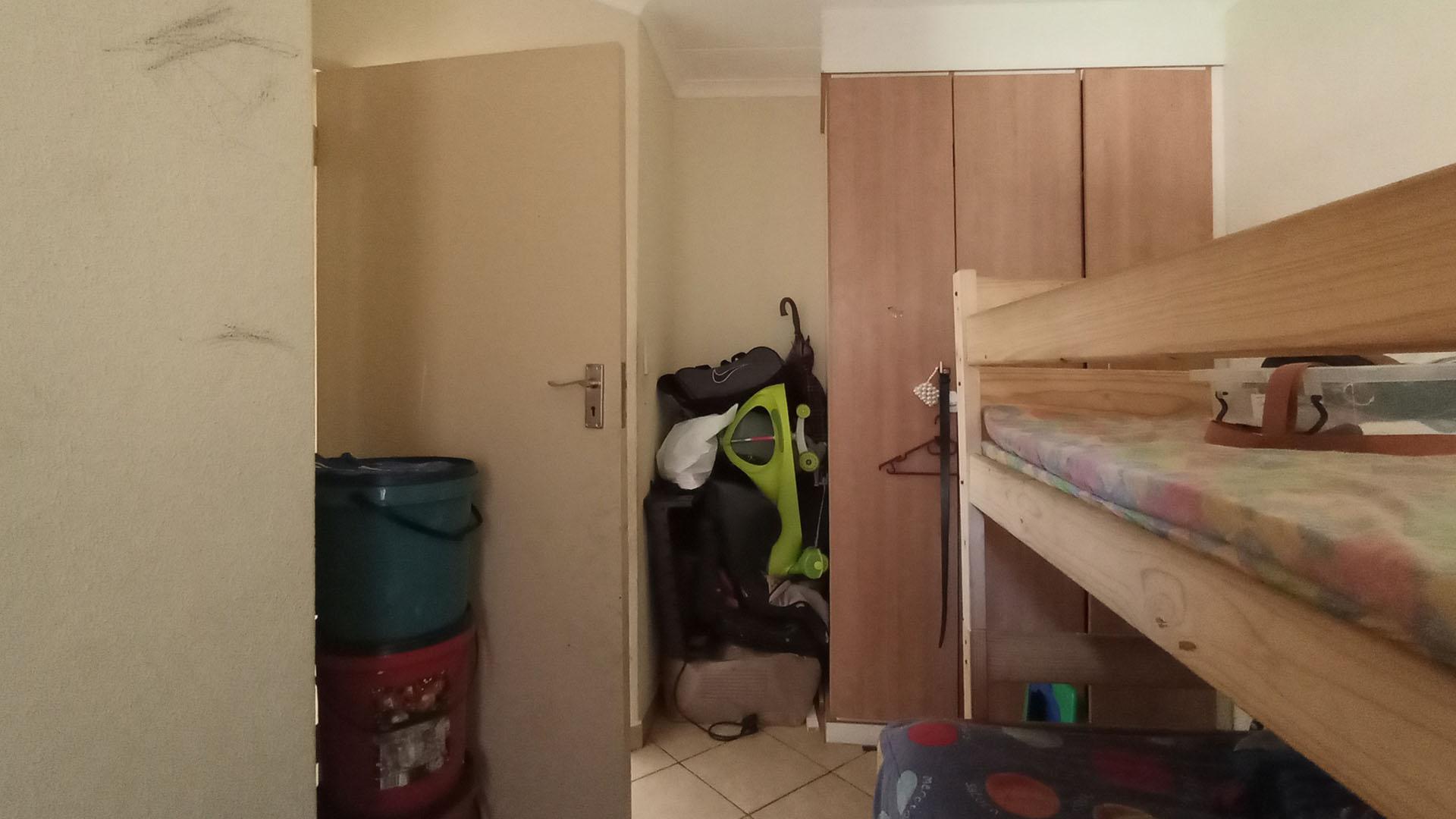 Bed Room 2 - 10 square meters of property in Olievenhoutbos