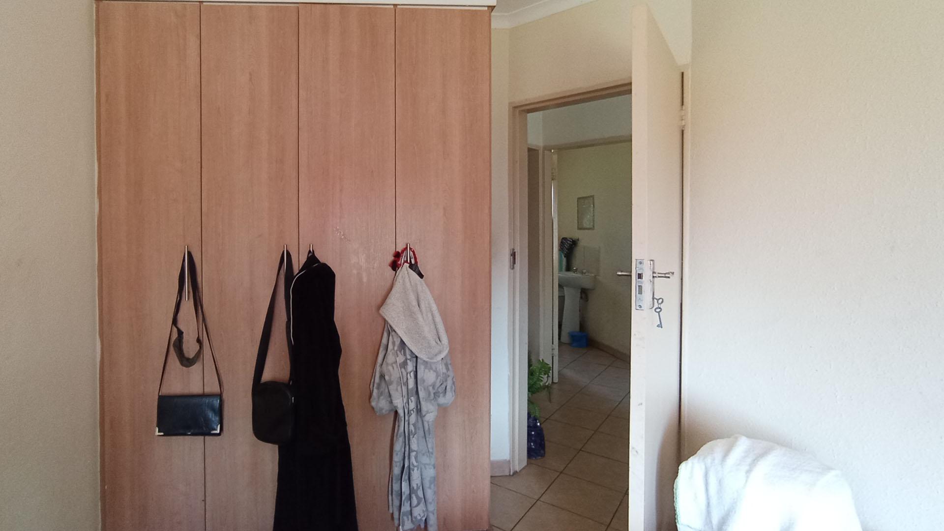 Bed Room 1 - 13 square meters of property in Olievenhoutbos