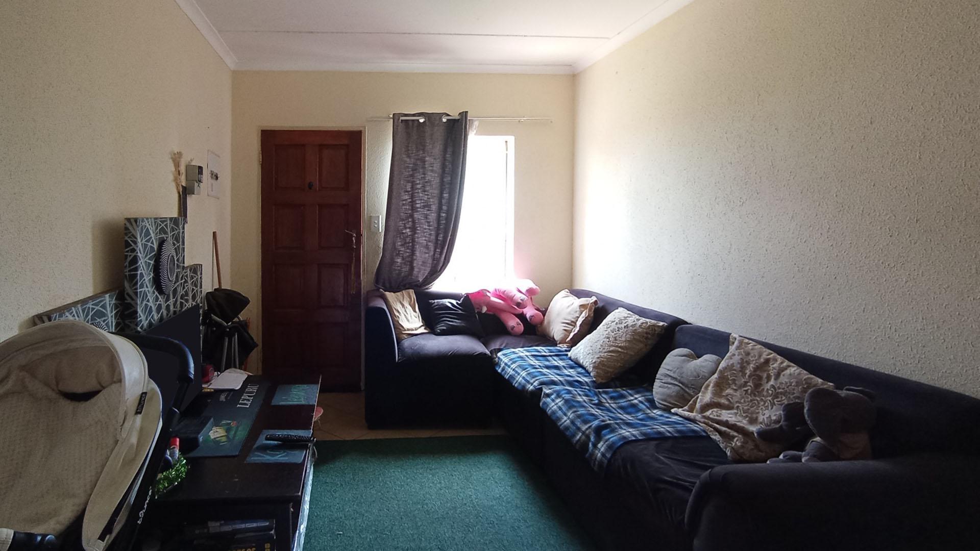 Lounges - 10 square meters of property in Olievenhoutbos