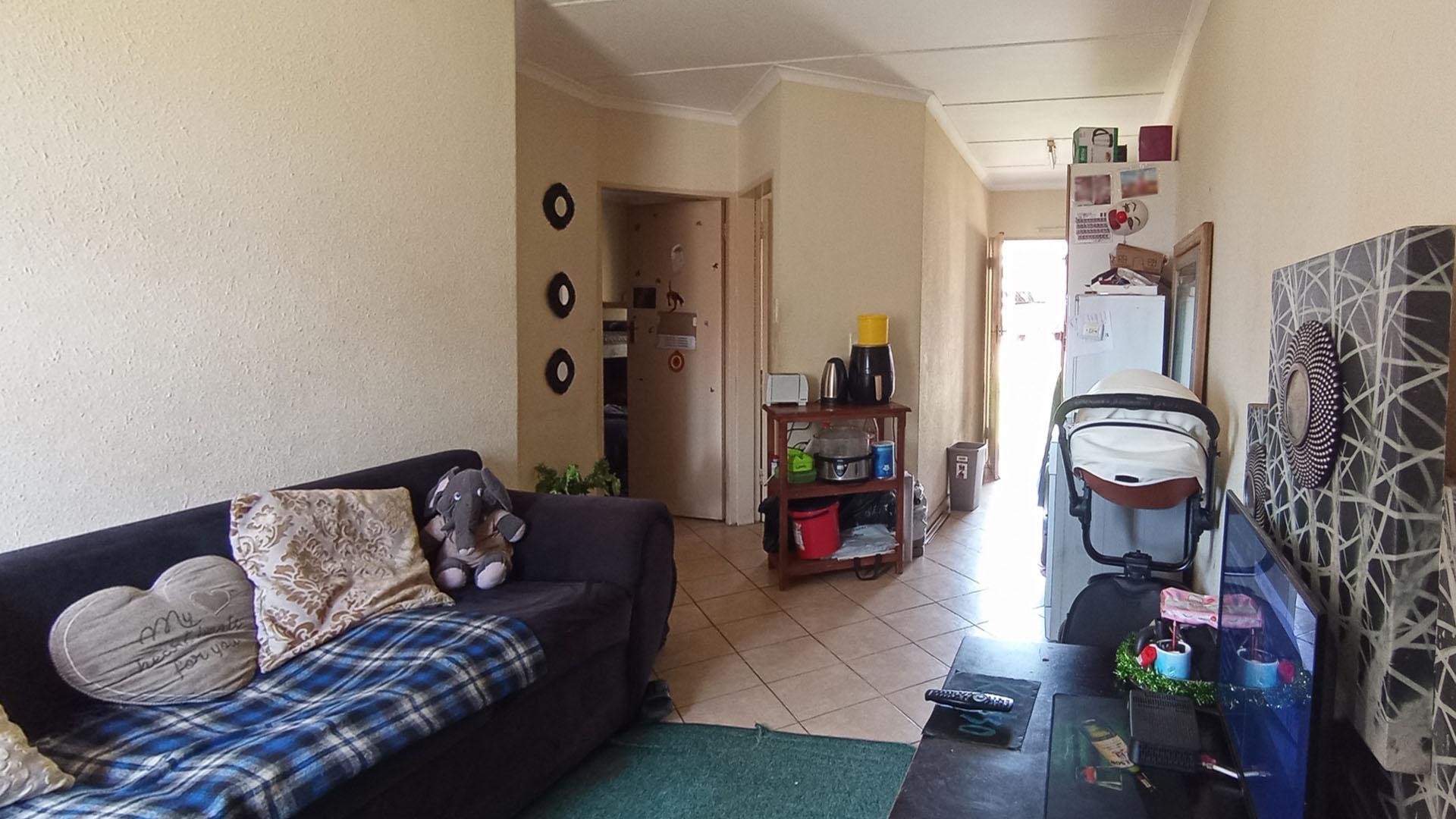 Lounges - 10 square meters of property in Olievenhoutbos