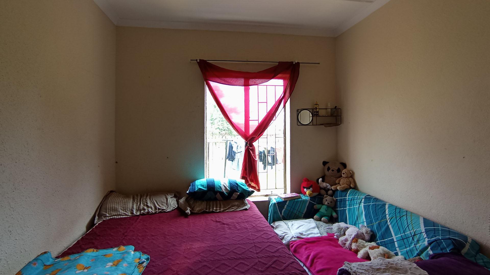 Bed Room 1 - 13 square meters of property in Olievenhoutbos