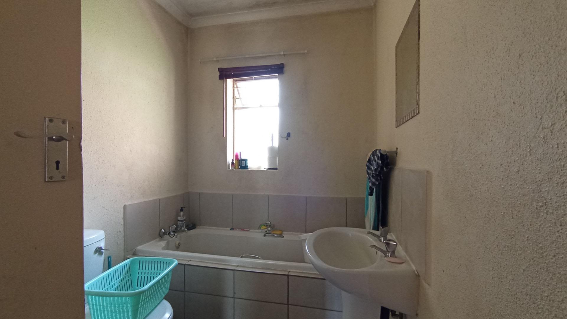 Bathroom 1 - 6 square meters of property in Olievenhoutbos