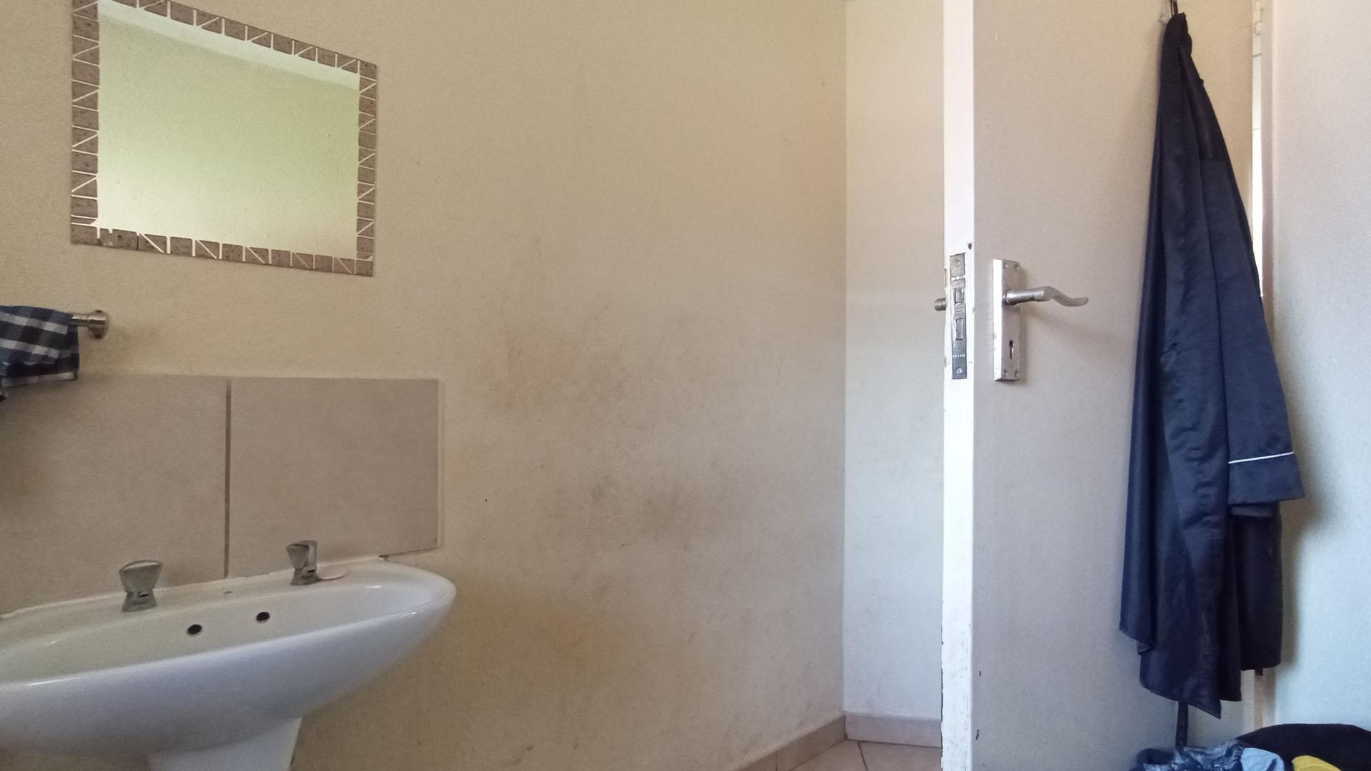 Bathroom 1 - 6 square meters of property in Olievenhoutbos