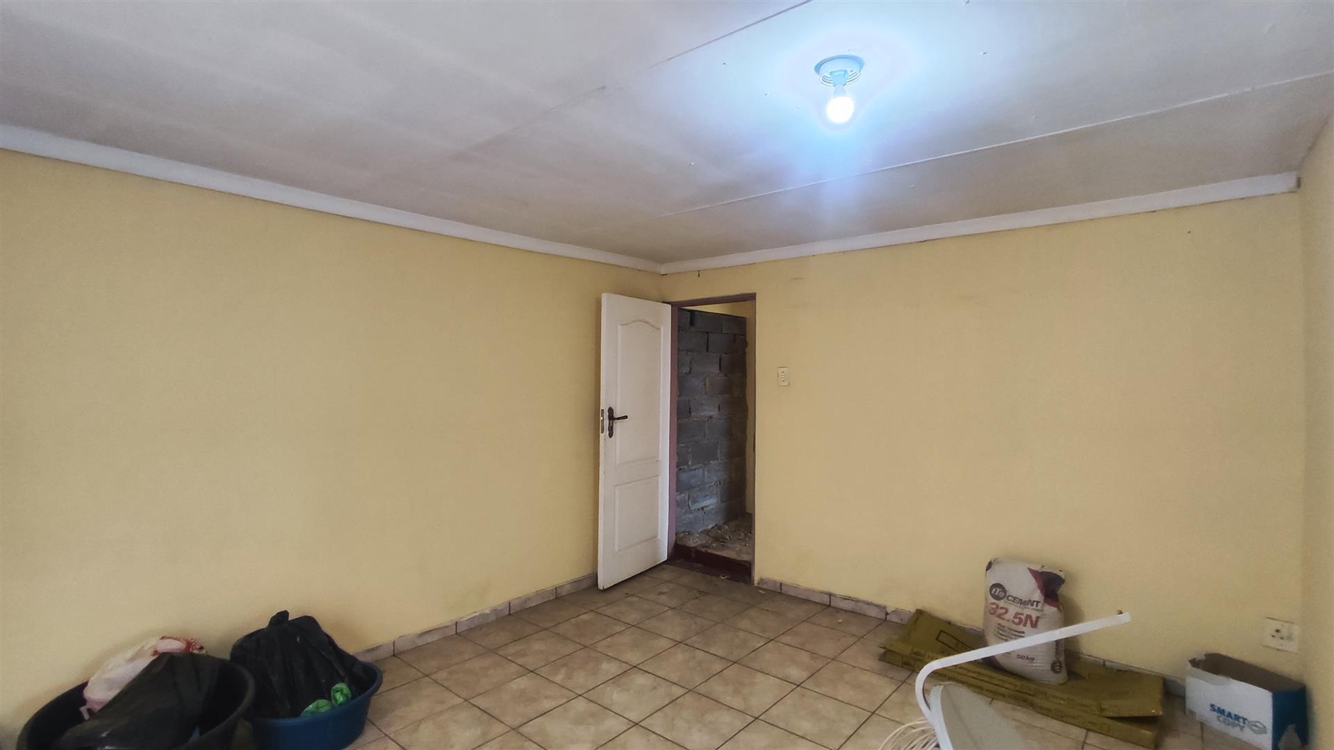 Lounges - 25 square meters of property in Vosloorus