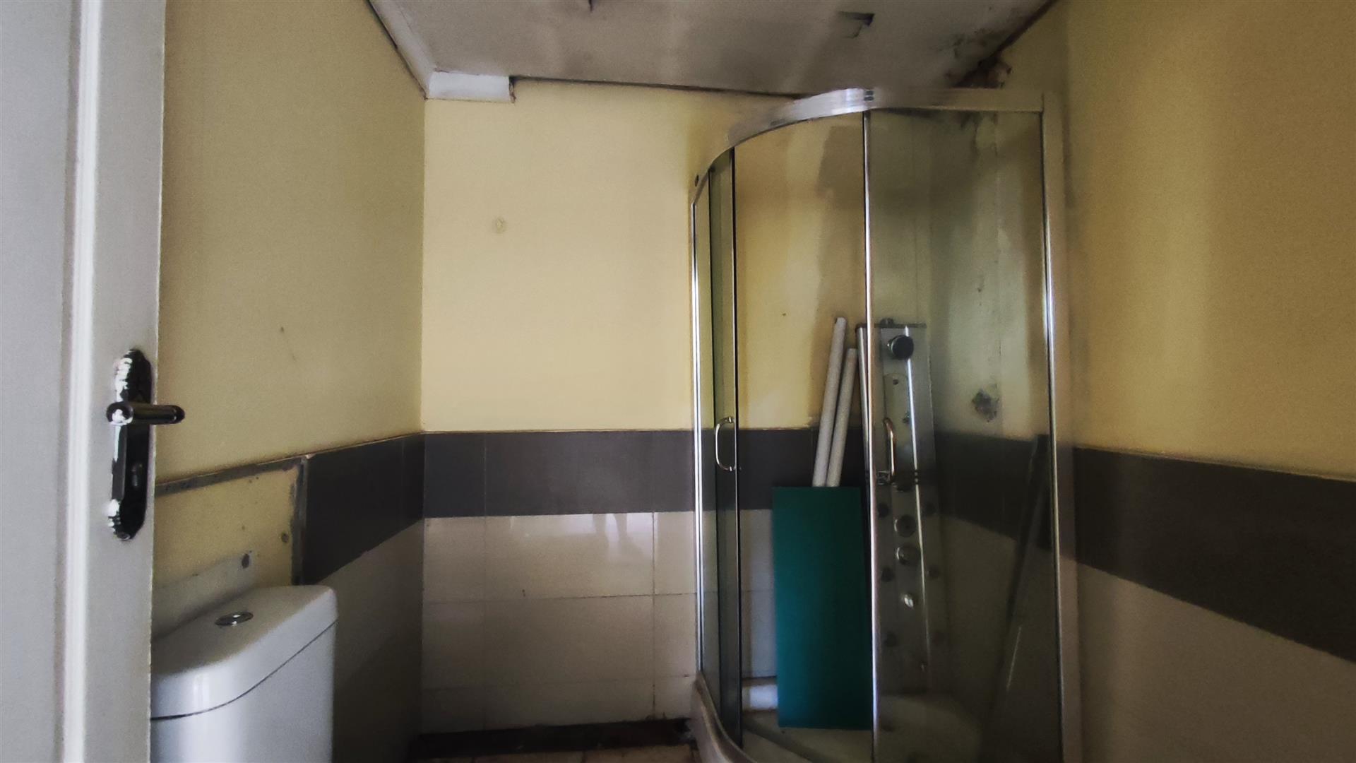 Main Bathroom - 4 square meters of property in Vosloorus