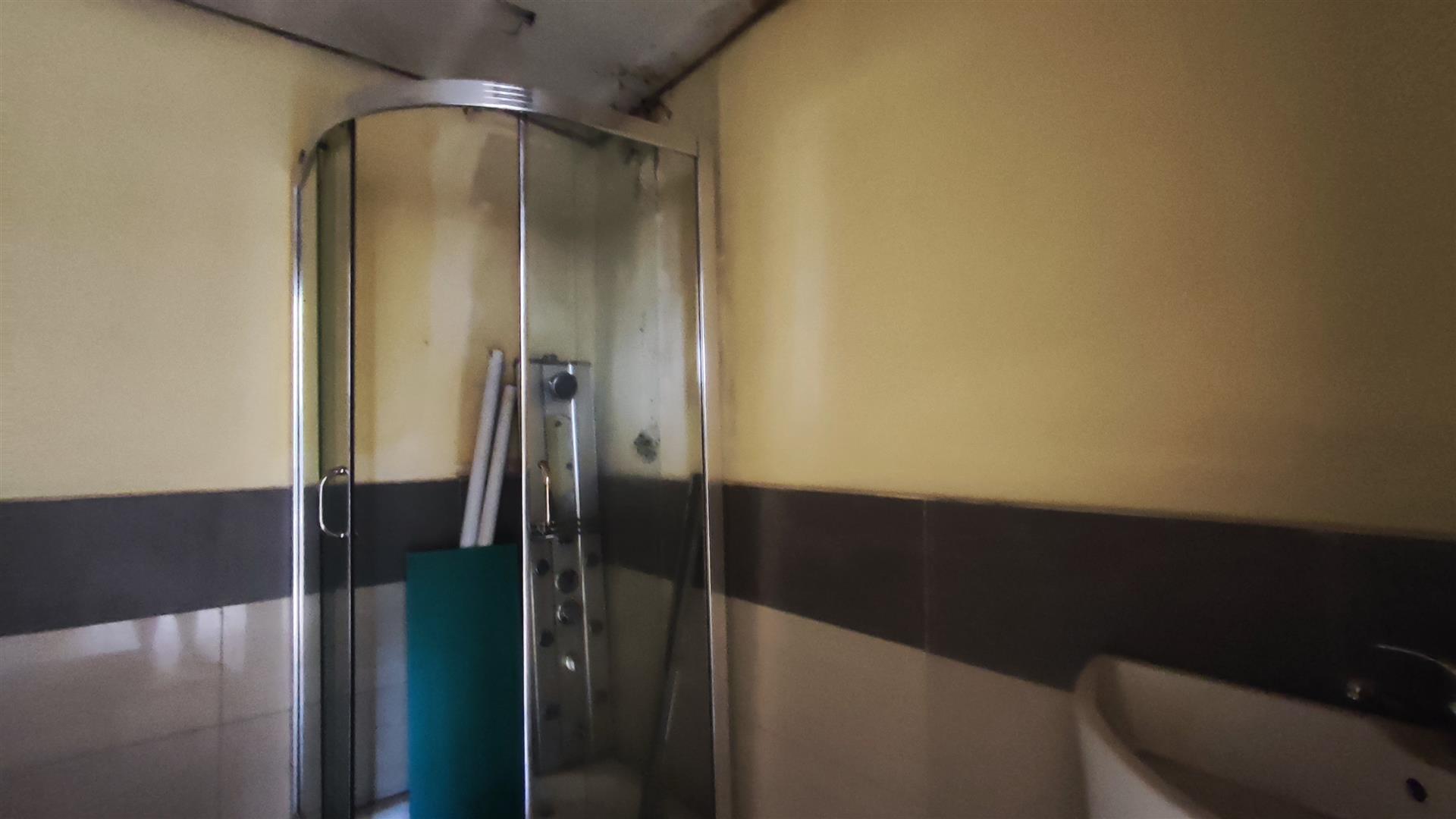 Main Bathroom - 4 square meters of property in Vosloorus