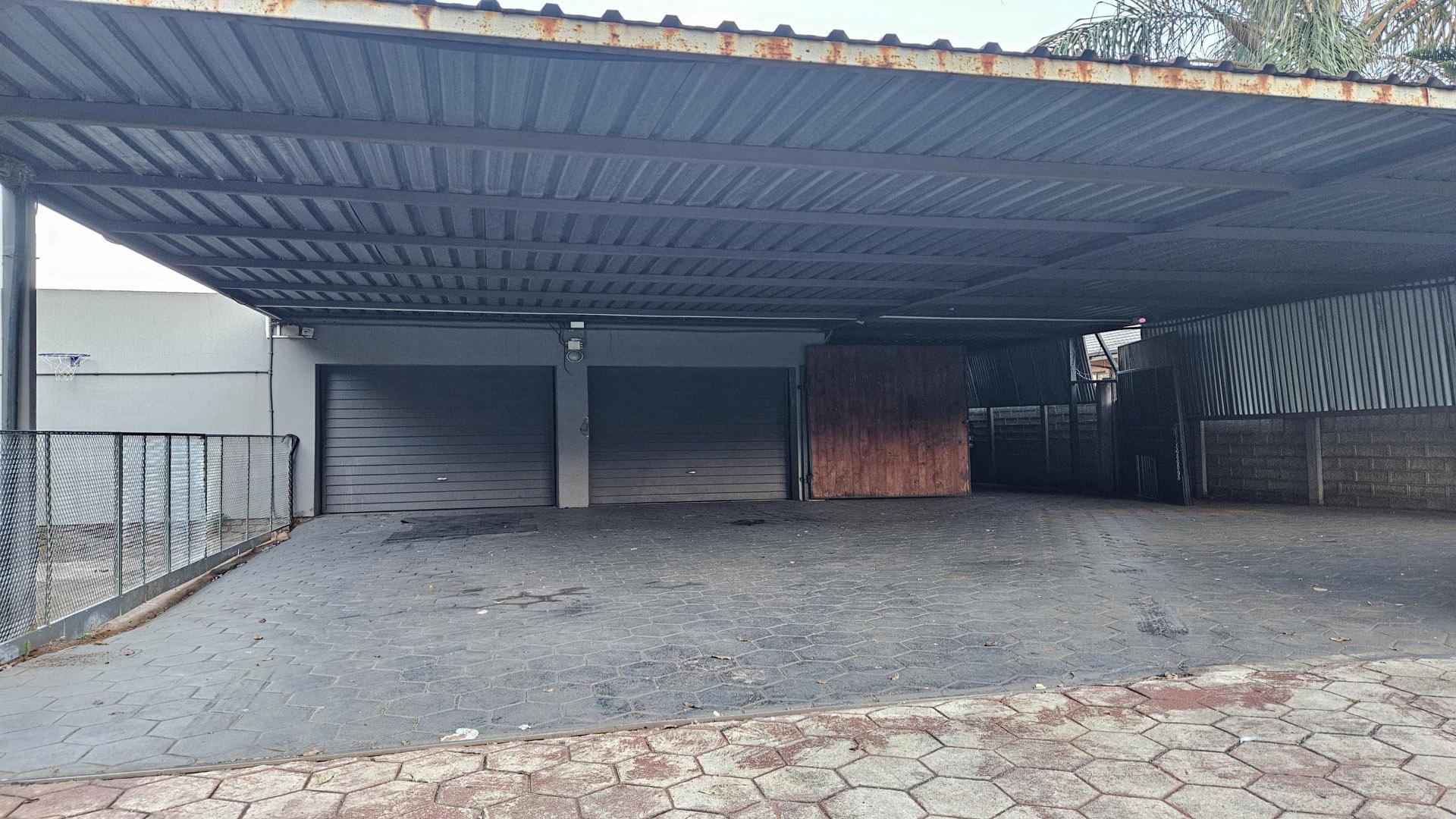Carport  of property in Dorandia
