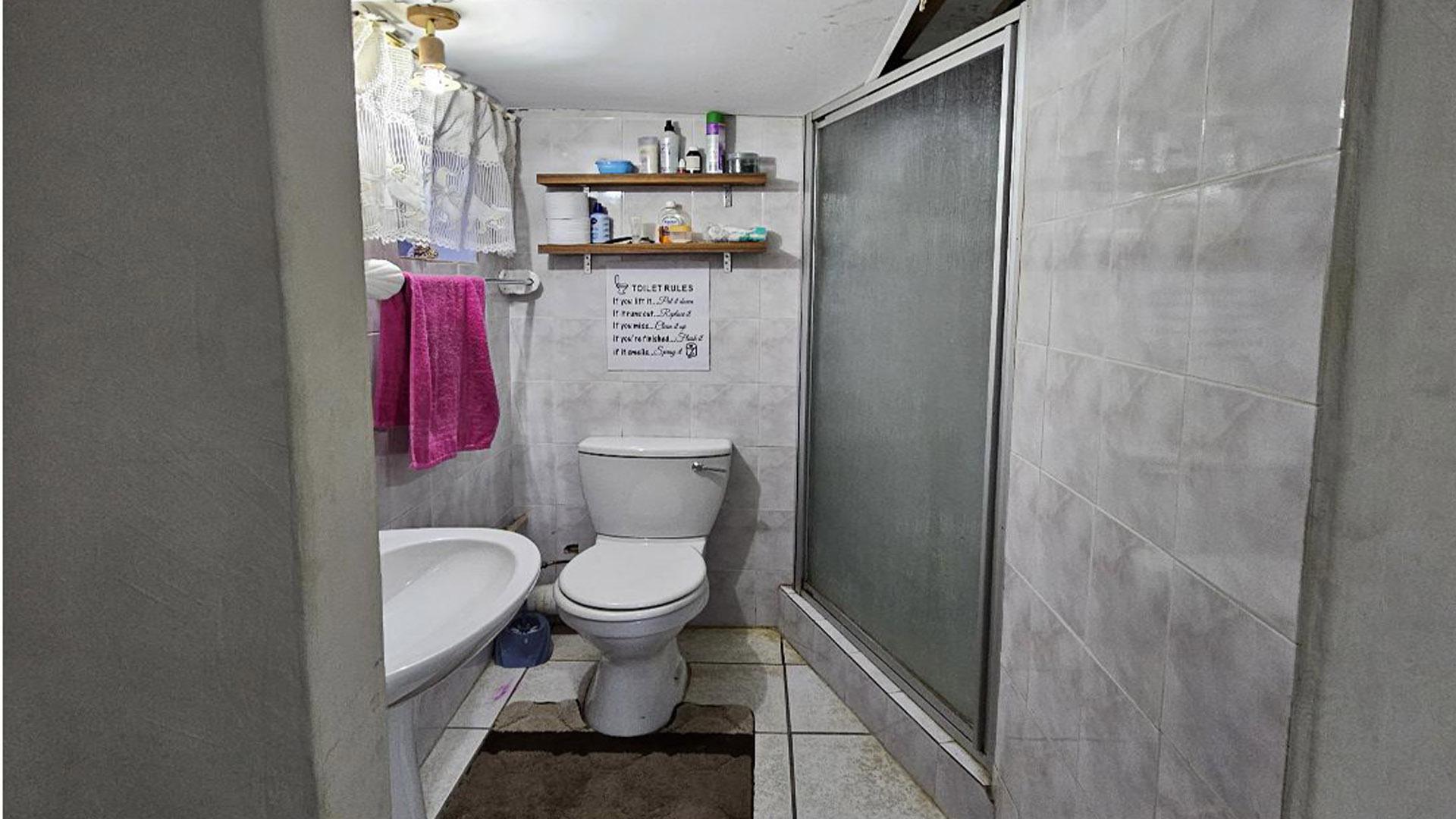 Bathroom 1 of property in Dorandia