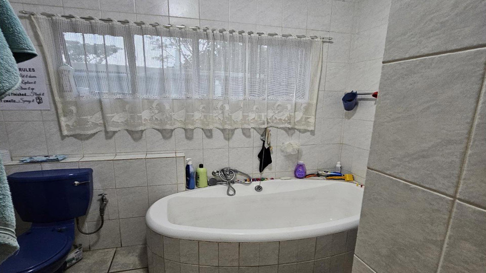 Bathroom 2 of property in Dorandia