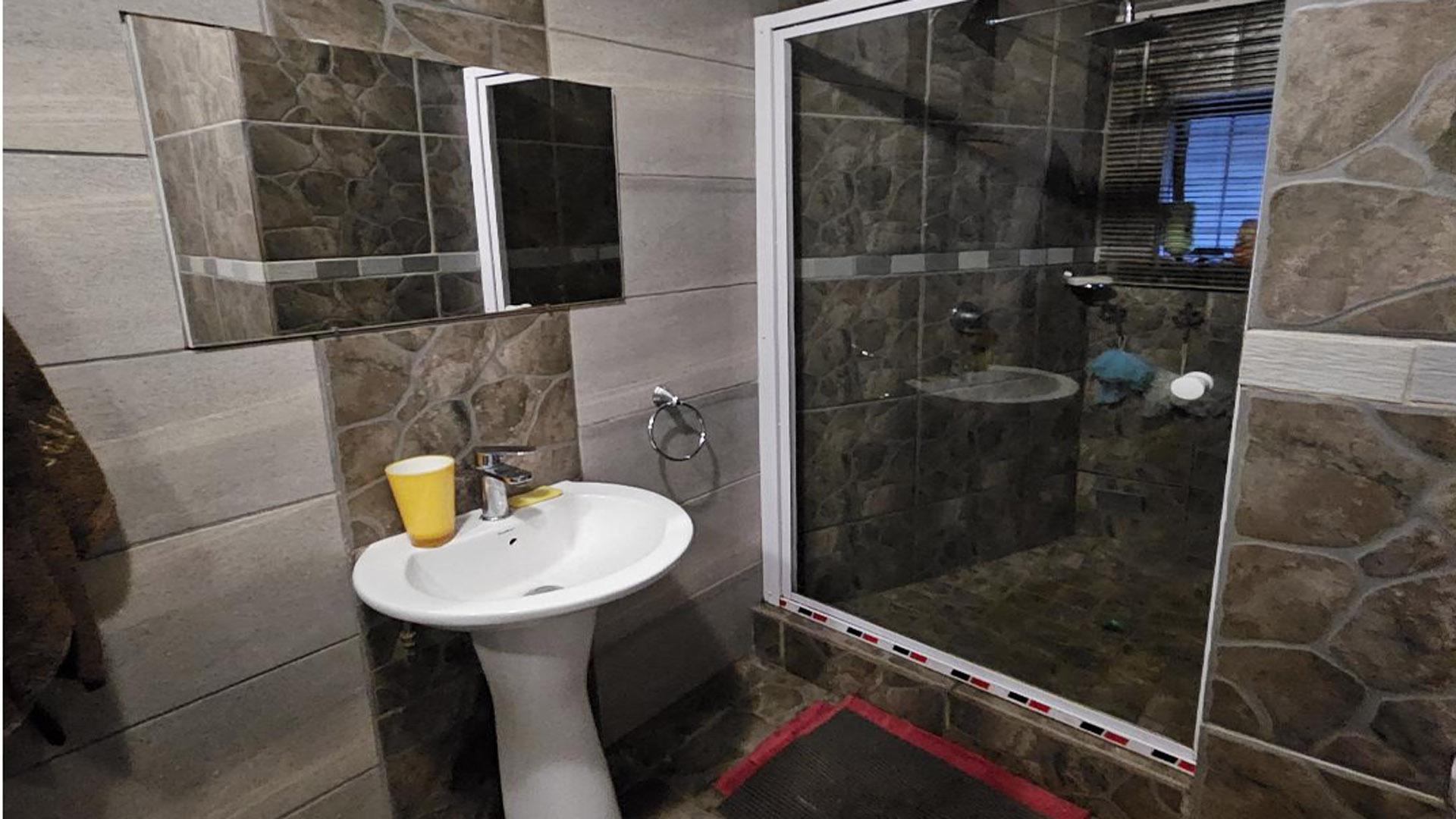 Bathroom 3+ of property in Dorandia