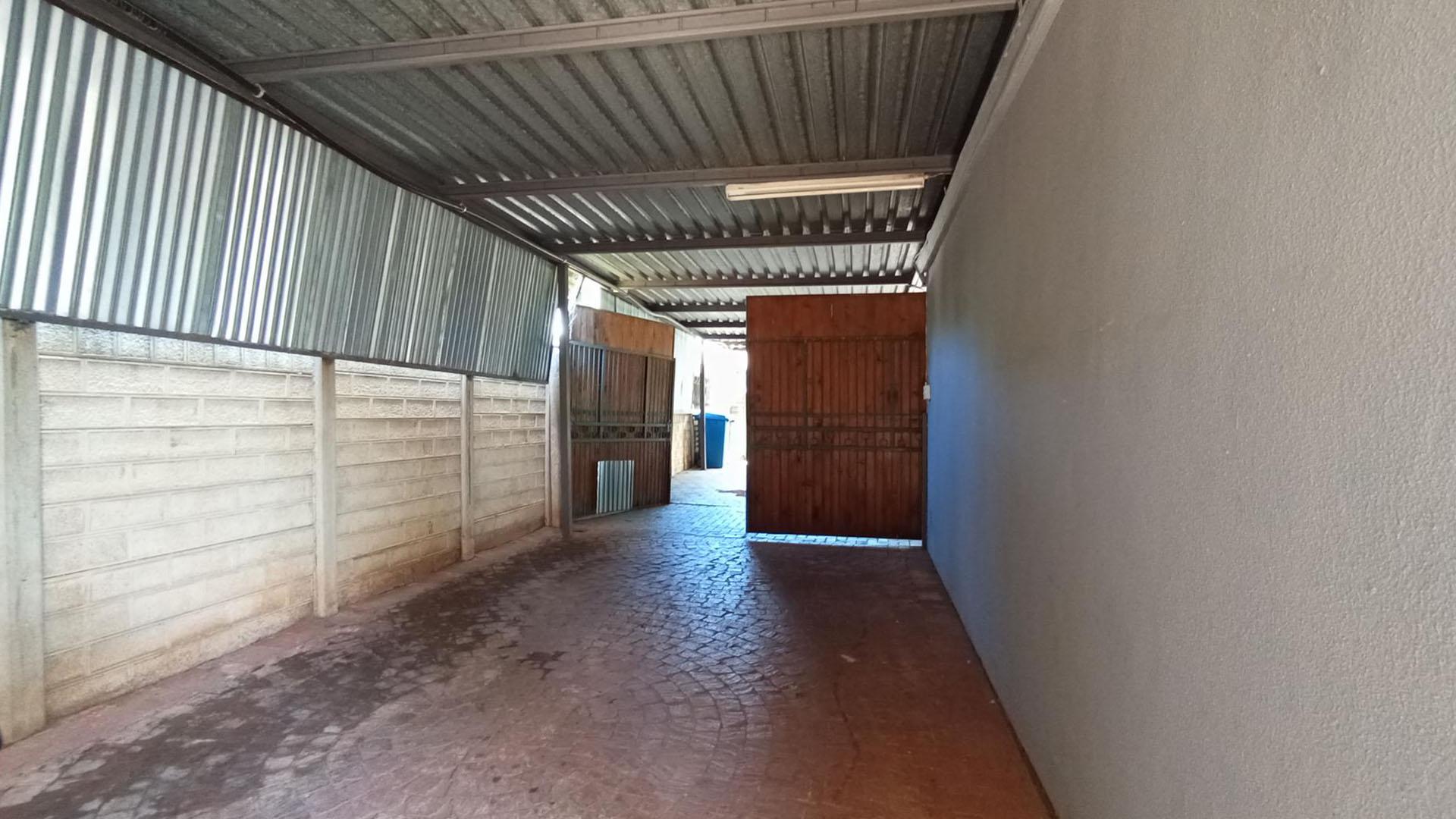 Carport  - 131 square meters of property in Dorandia