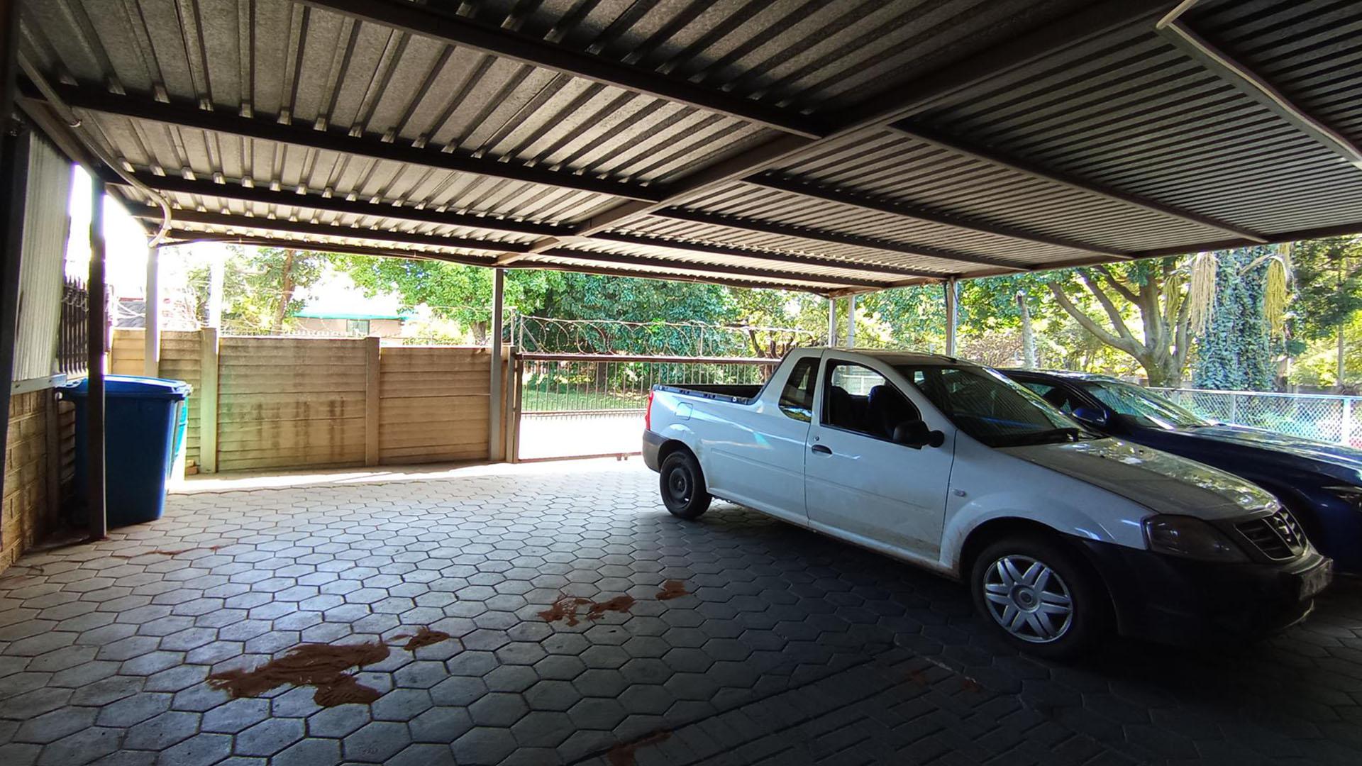 Carport  - 131 square meters of property in Dorandia
