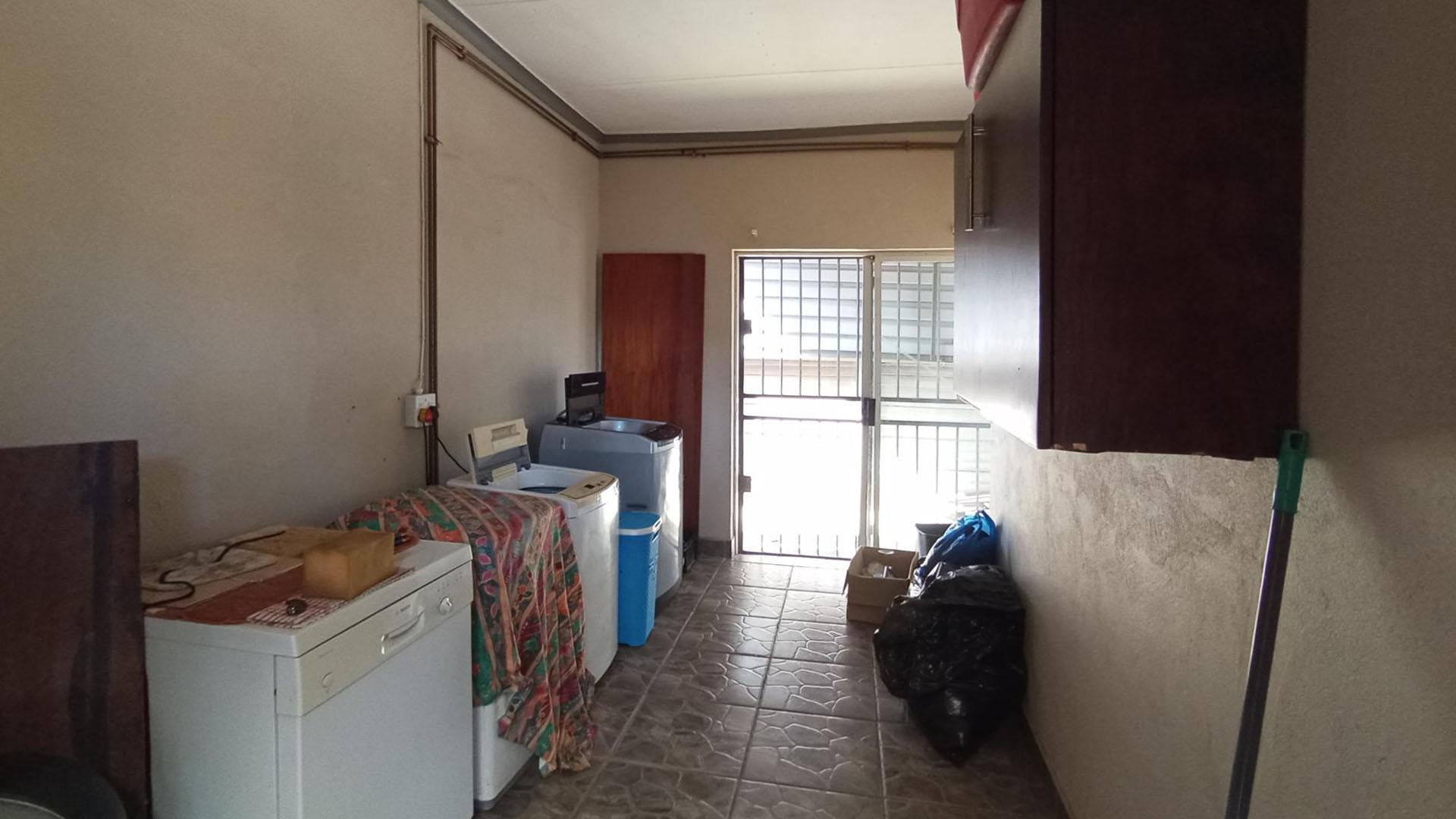 Scullery - 12 square meters of property in Dorandia