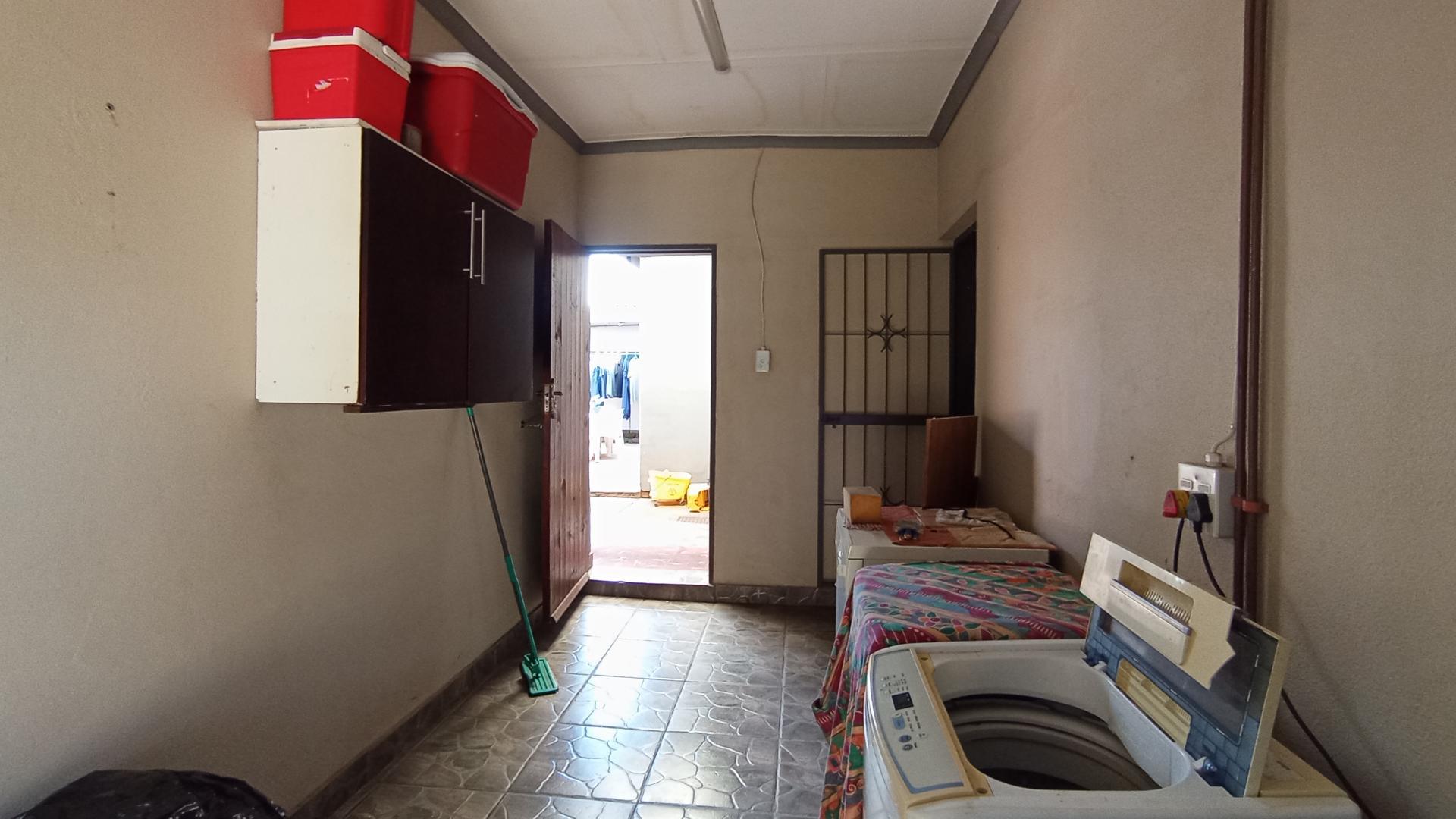 Scullery - 12 square meters of property in Dorandia